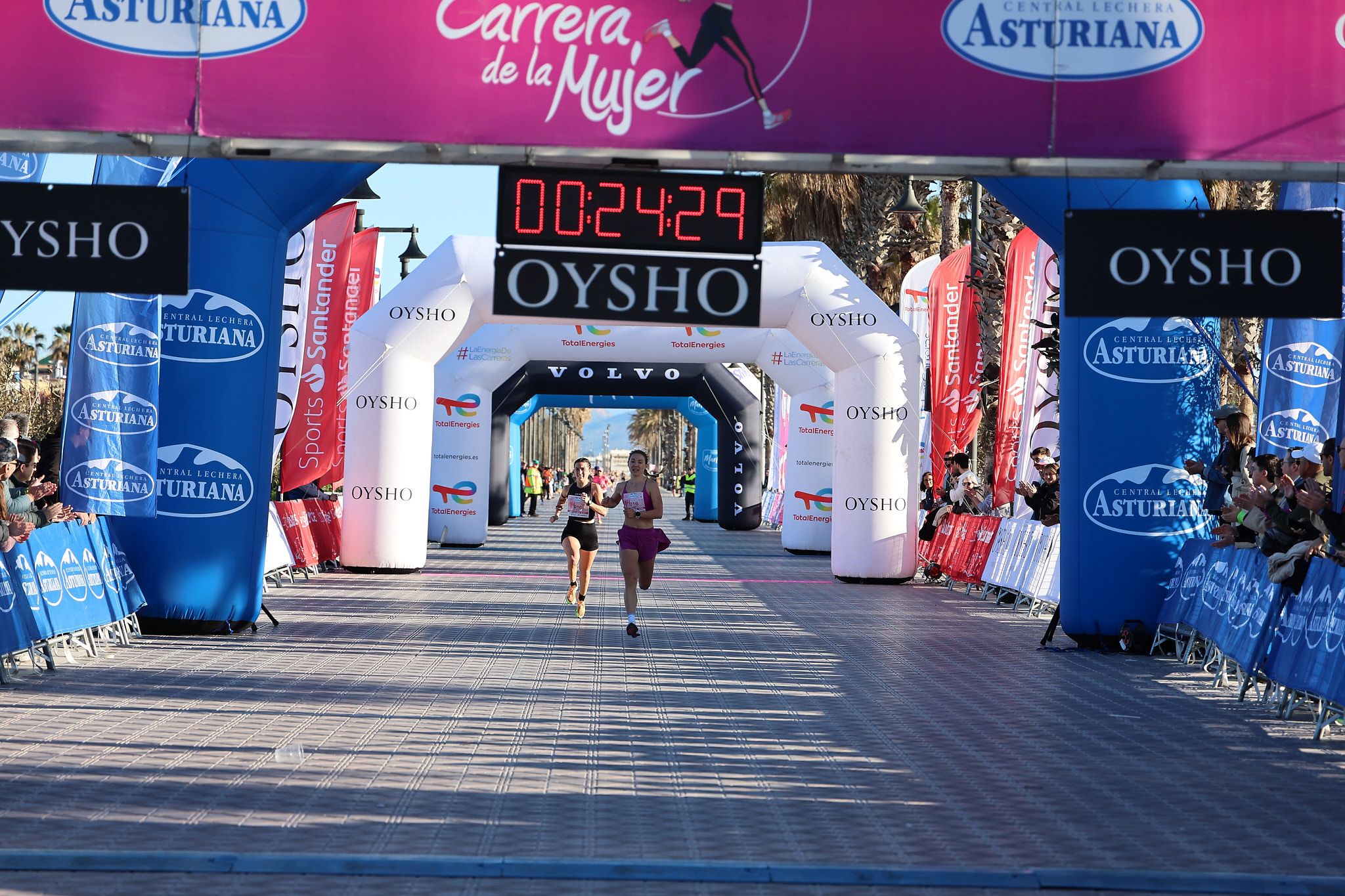 Las mejores fotos de la Carrera de la Mujer Central Lechera Asturiana de Valencia 2025. 188