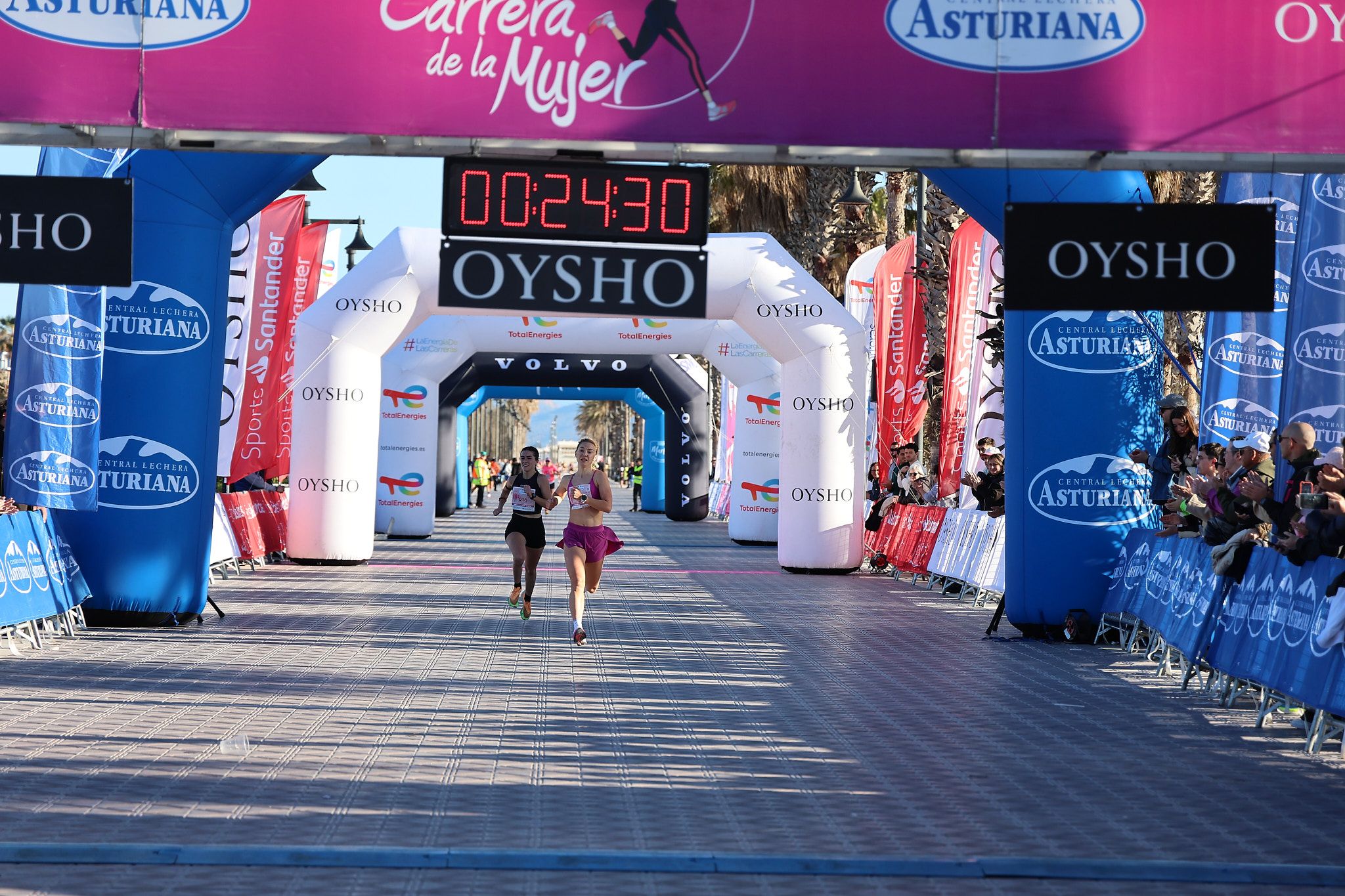 Las mejores fotos de la Carrera de la Mujer Central Lechera Asturiana de Valencia 2025. 189