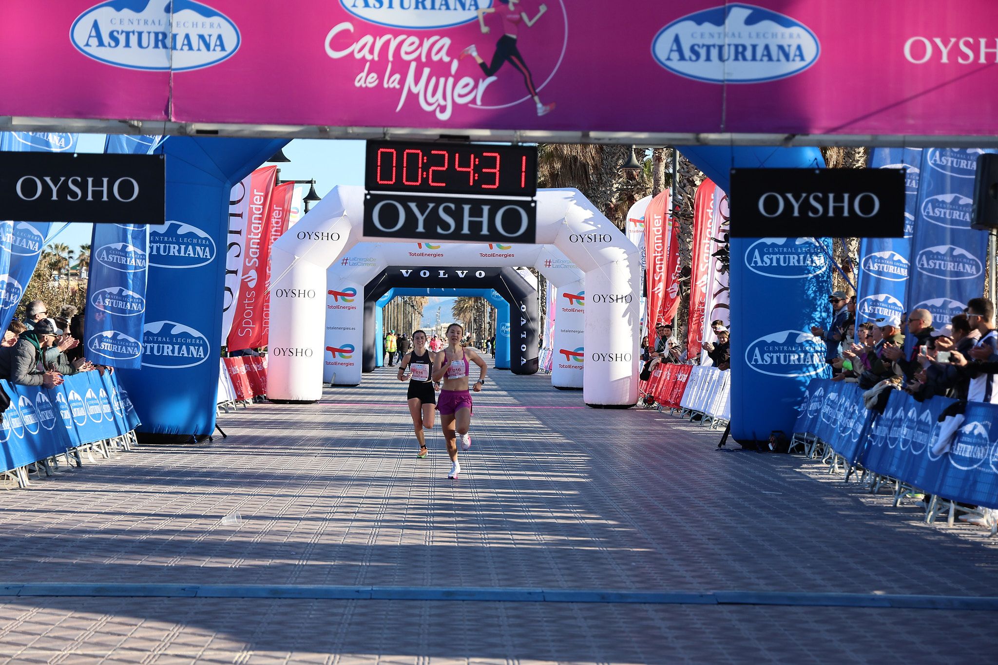 Las mejores fotos de la Carrera de la Mujer Central Lechera Asturiana de Valencia 2025. 191