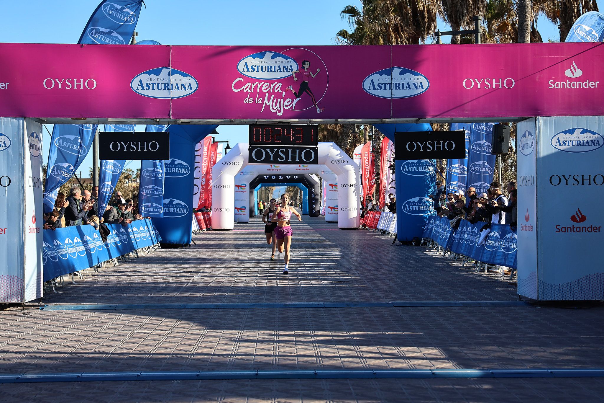 Las mejores fotos de la Carrera de la Mujer Central Lechera Asturiana de Valencia 2025. 192