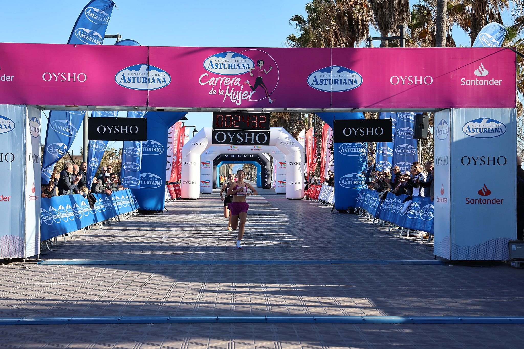 Las mejores fotos de la Carrera de la Mujer Central Lechera Asturiana de Valencia 2025. 194