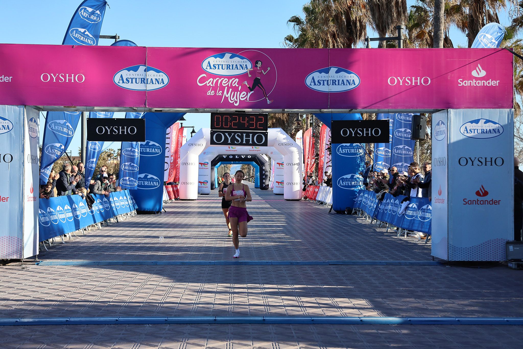 Las mejores fotos de la Carrera de la Mujer Central Lechera Asturiana de Valencia 2025. 195