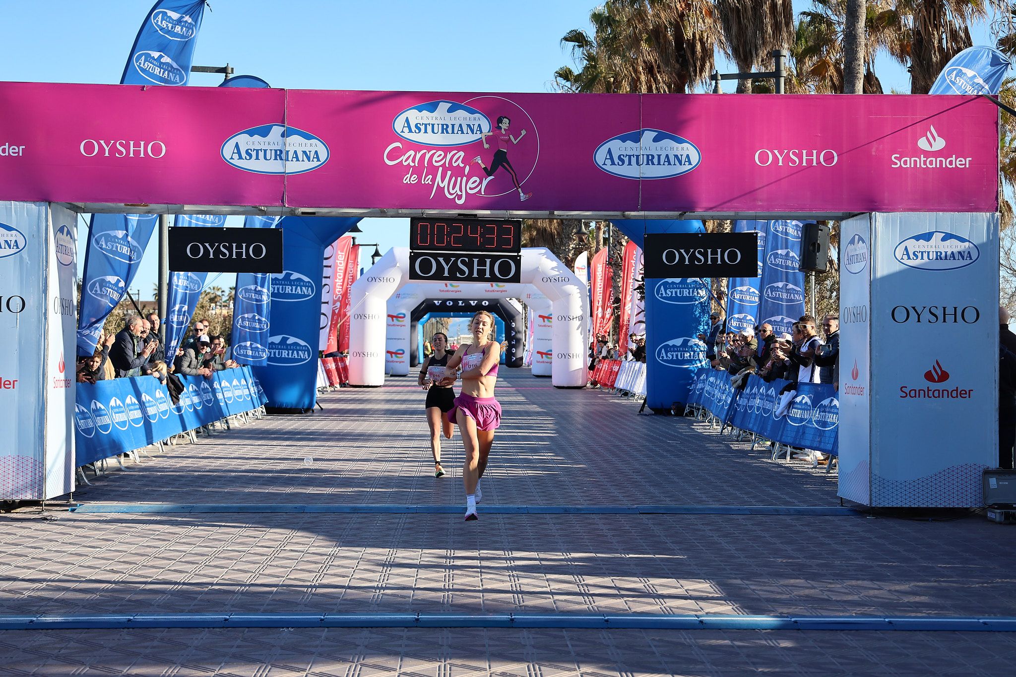 Las mejores fotos de la Carrera de la Mujer Central Lechera Asturiana de Valencia 2025. 196