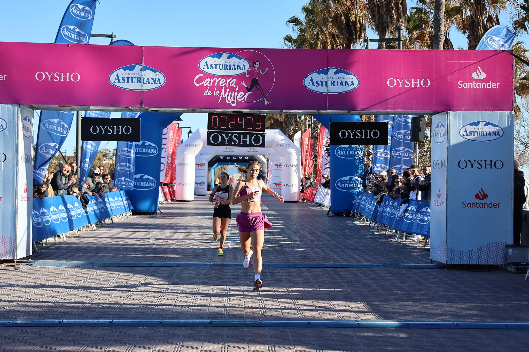 Las mejores fotos de la Carrera de la Mujer Central Lechera Asturiana de Valencia 2025. 198