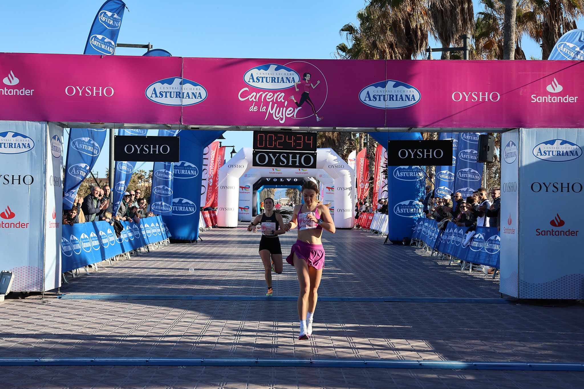Las mejores fotos de la Carrera de la Mujer Central Lechera Asturiana de Valencia 2025. 199
