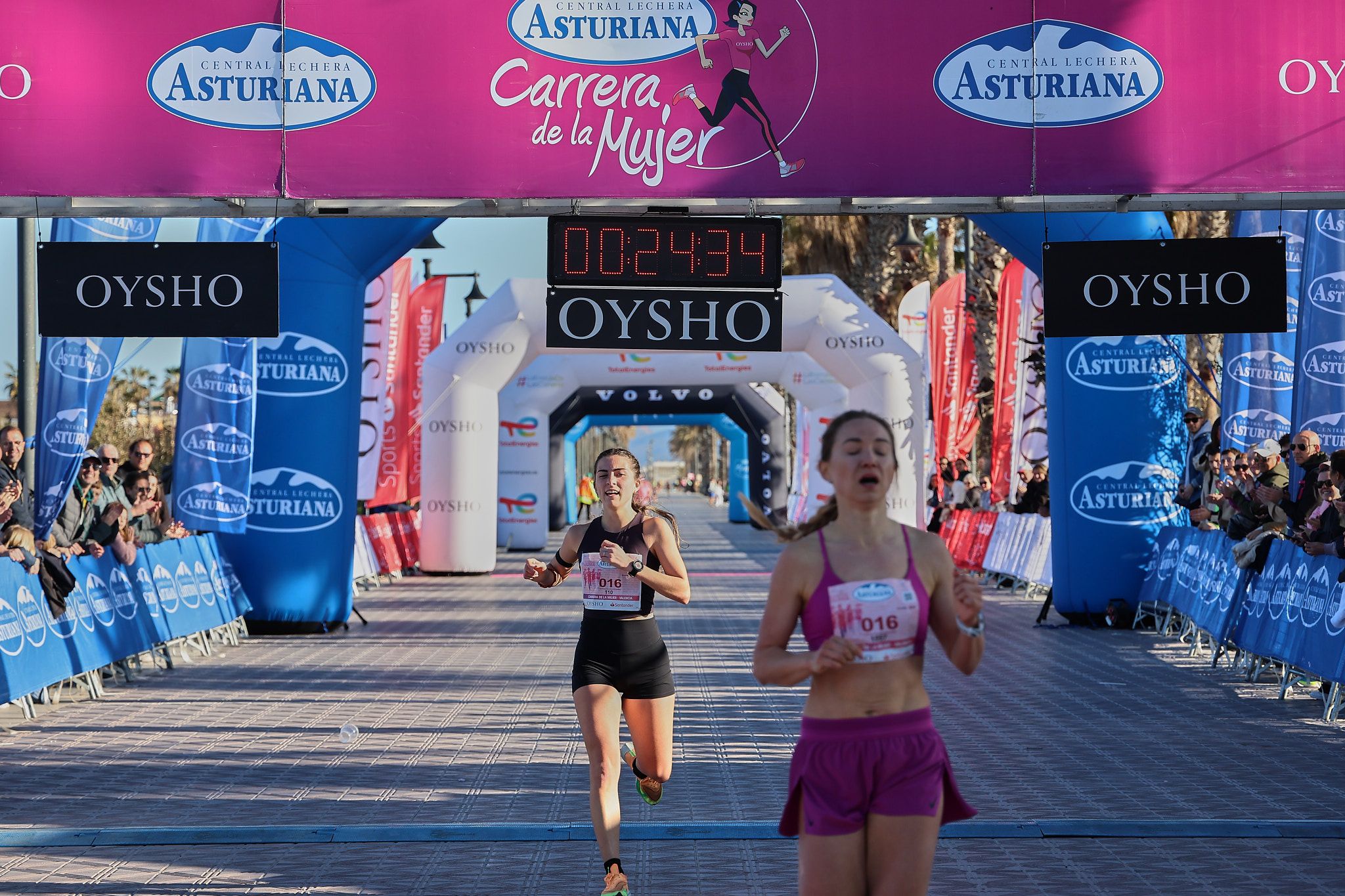 Las mejores fotos de la Carrera de la Mujer Central Lechera Asturiana de Valencia 2025. 200