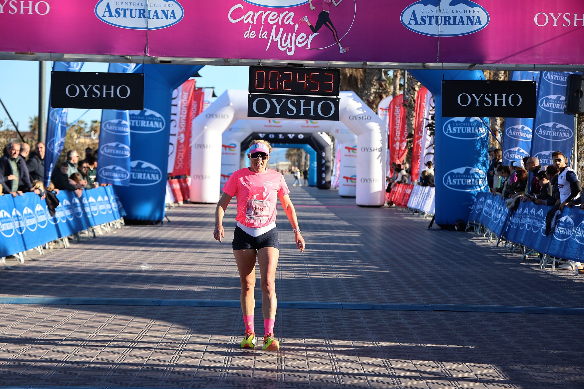 Las mejores fotos de la Carrera de la Mujer Central Lechera Asturiana de Valencia 2025. 210