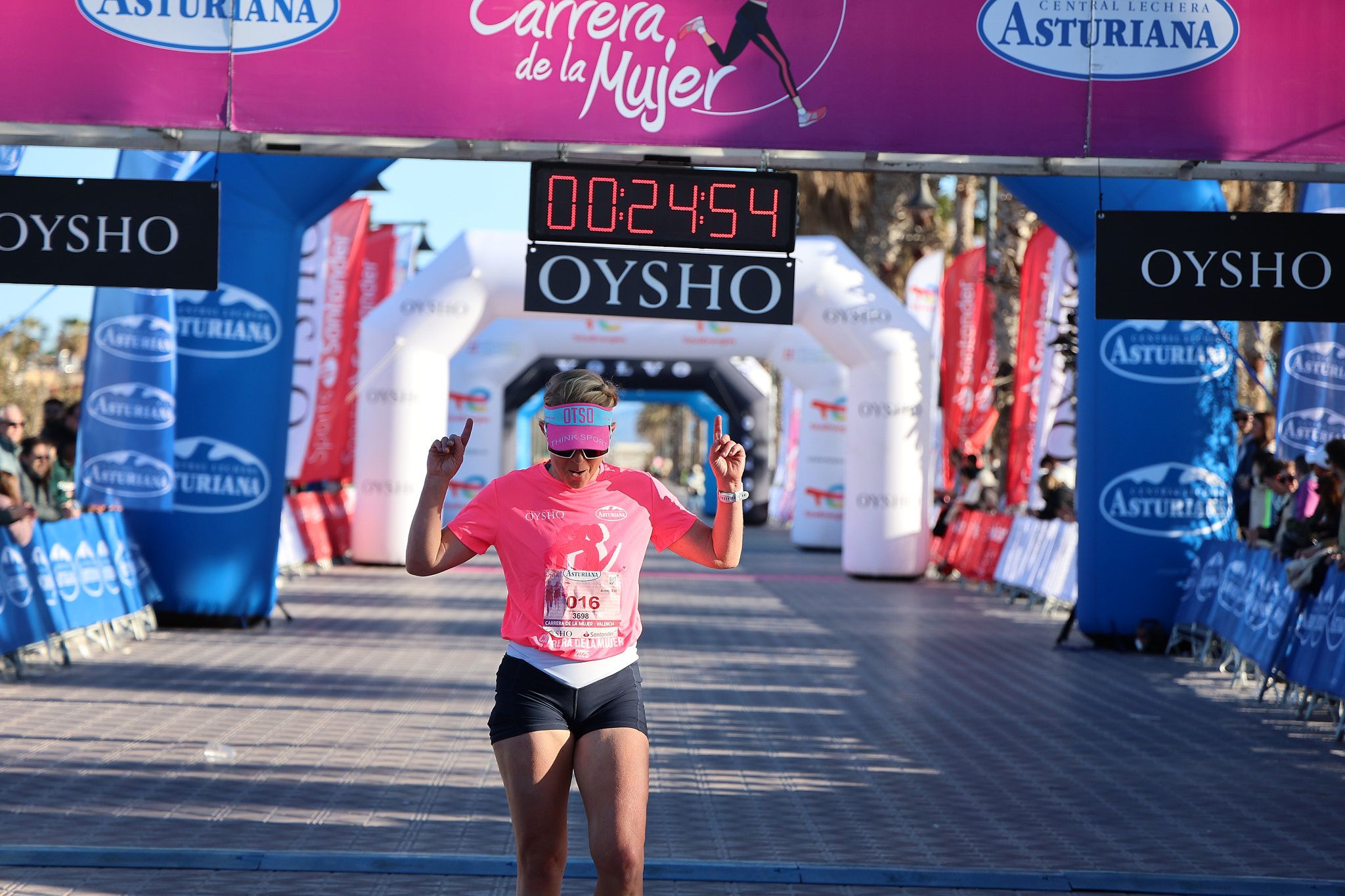 Las mejores fotos de la Carrera de la Mujer Central Lechera Asturiana de Valencia 2025. 211