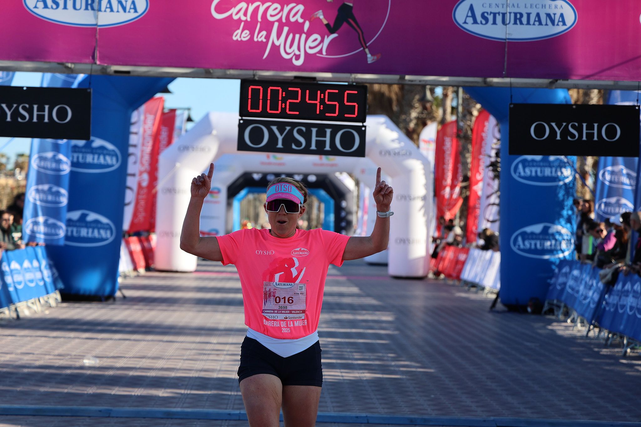 Las mejores fotos de la Carrera de la Mujer Central Lechera Asturiana de Valencia 2025. 212