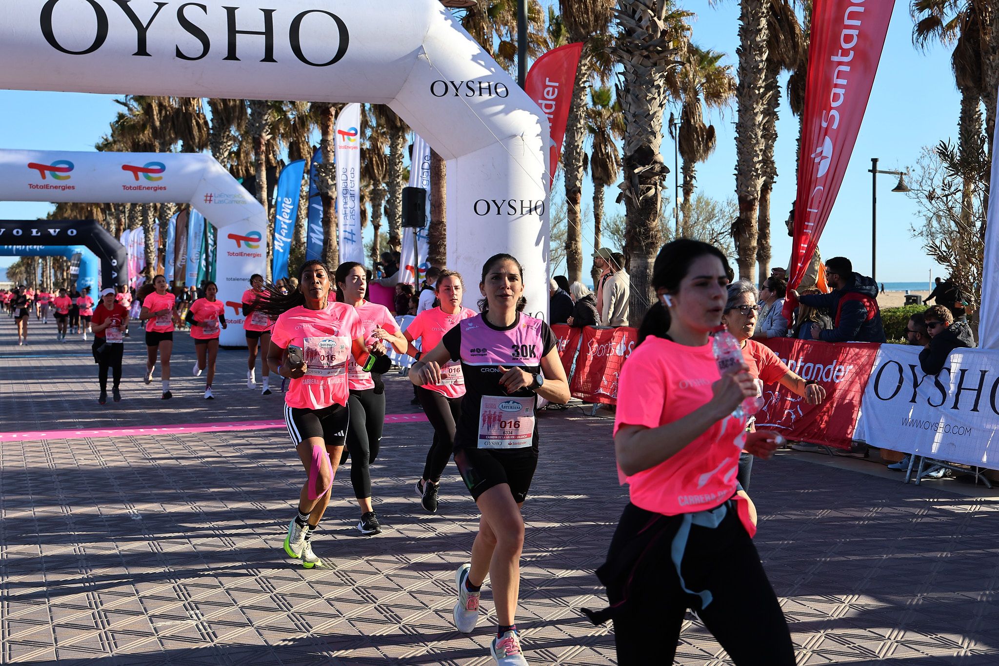 Las mejores fotos de la Carrera de la Mujer Central Lechera Asturiana de Valencia 2025. 436