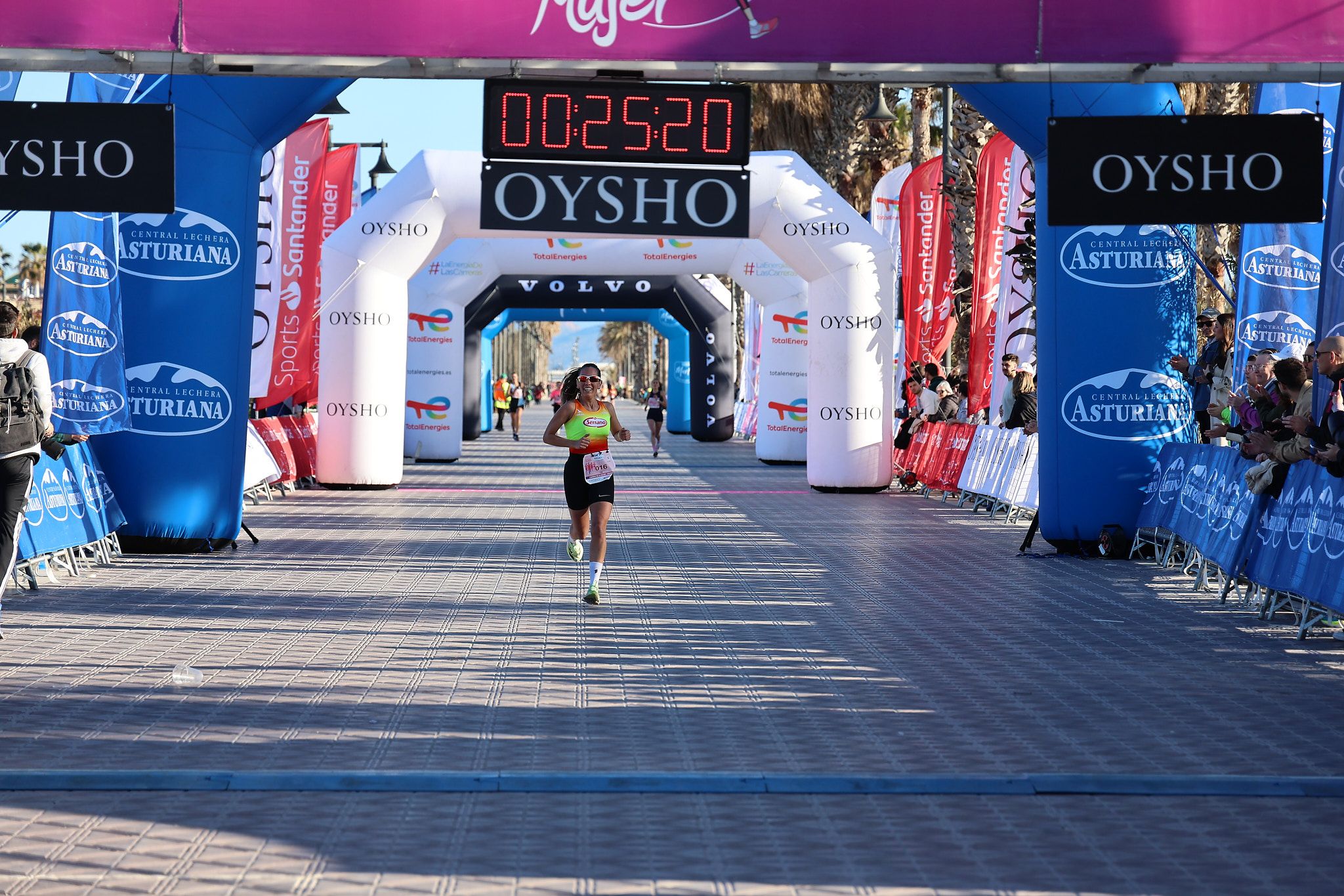 Las mejores fotos de la Carrera de la Mujer Central Lechera Asturiana de Valencia 2025. 224