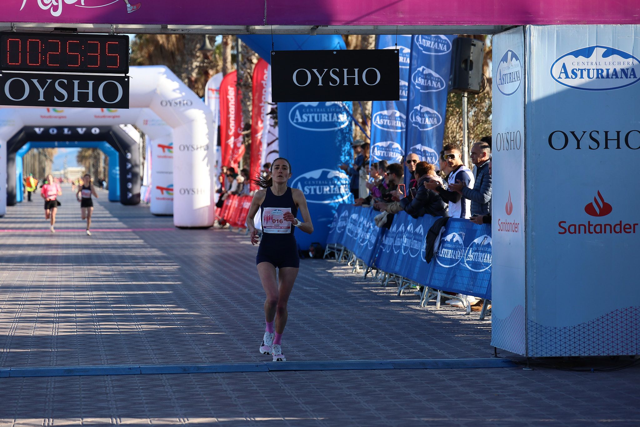 Las mejores fotos de la Carrera de la Mujer Central Lechera Asturiana de Valencia 2025. 235