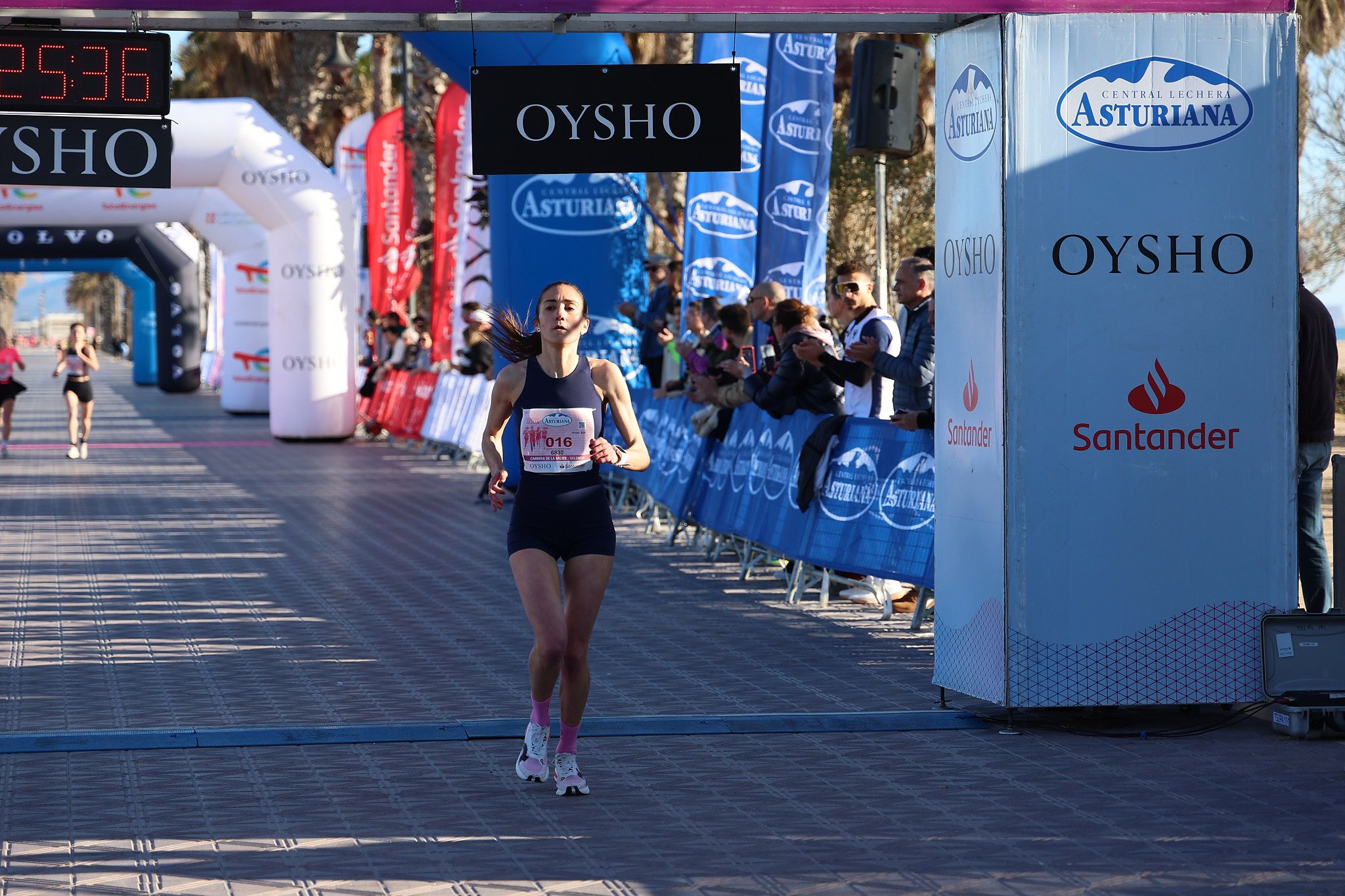 Las mejores fotos de la Carrera de la Mujer Central Lechera Asturiana de Valencia 2025. 236