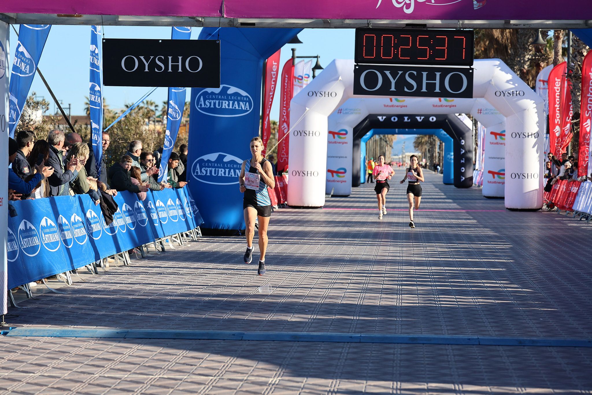 Las mejores fotos de la Carrera de la Mujer Central Lechera Asturiana de Valencia 2025. 237