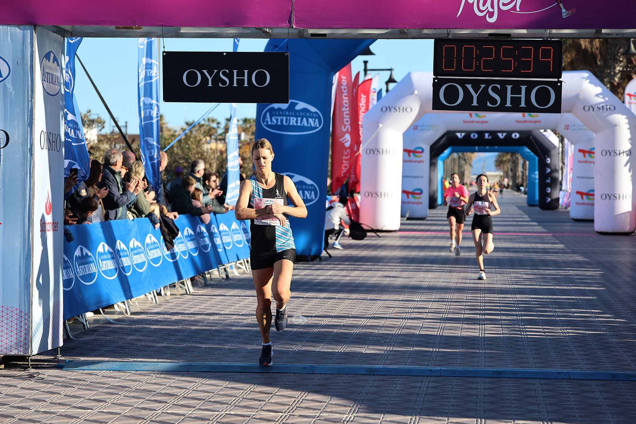 Las mejores fotos de la Carrera de la Mujer Central Lechera Asturiana de Valencia 2025. 239