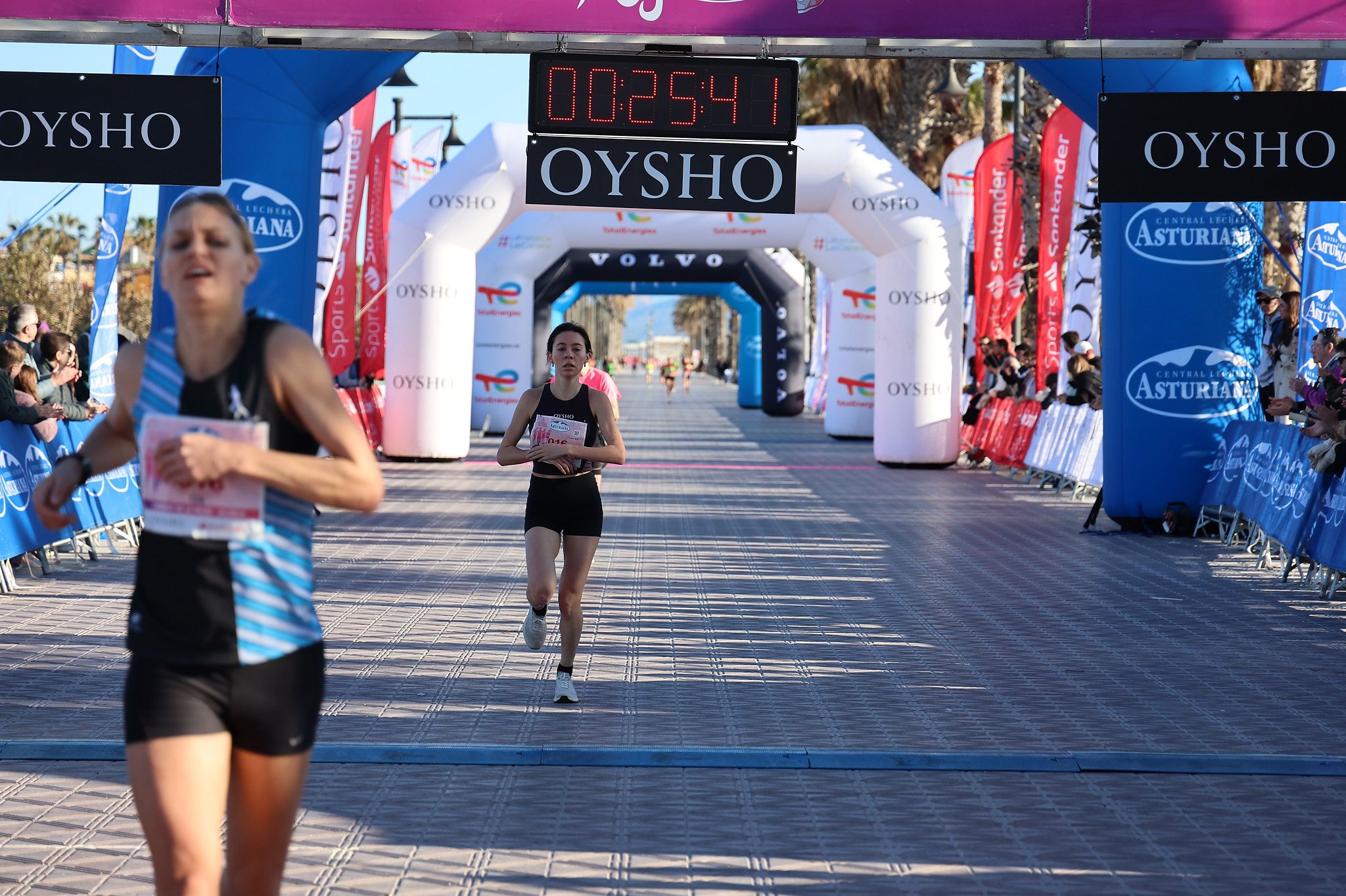 Las mejores fotos de la Carrera de la Mujer Central Lechera Asturiana de Valencia 2025. 242