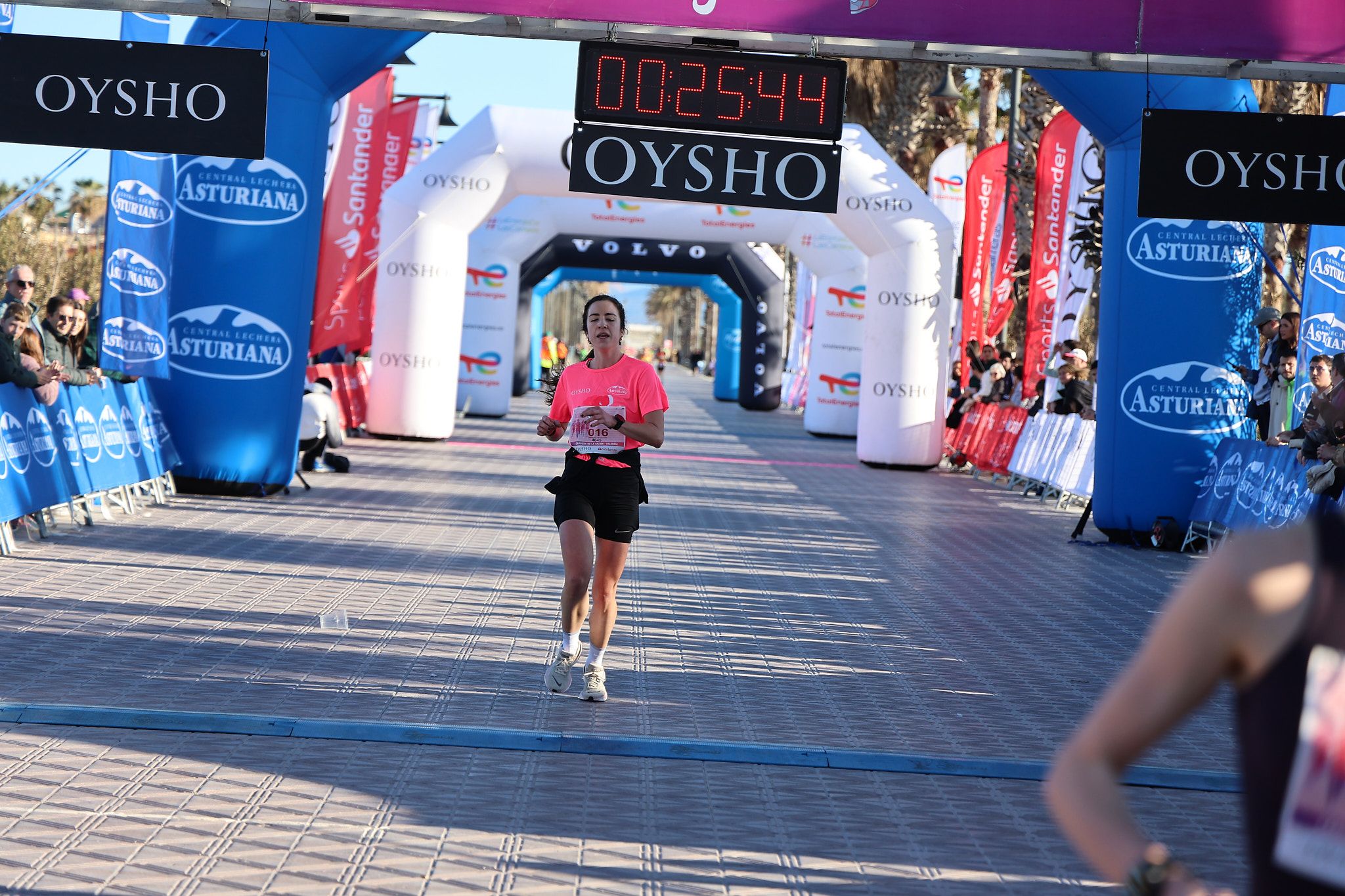 Las mejores fotos de la Carrera de la Mujer Central Lechera Asturiana de Valencia 2025. 243