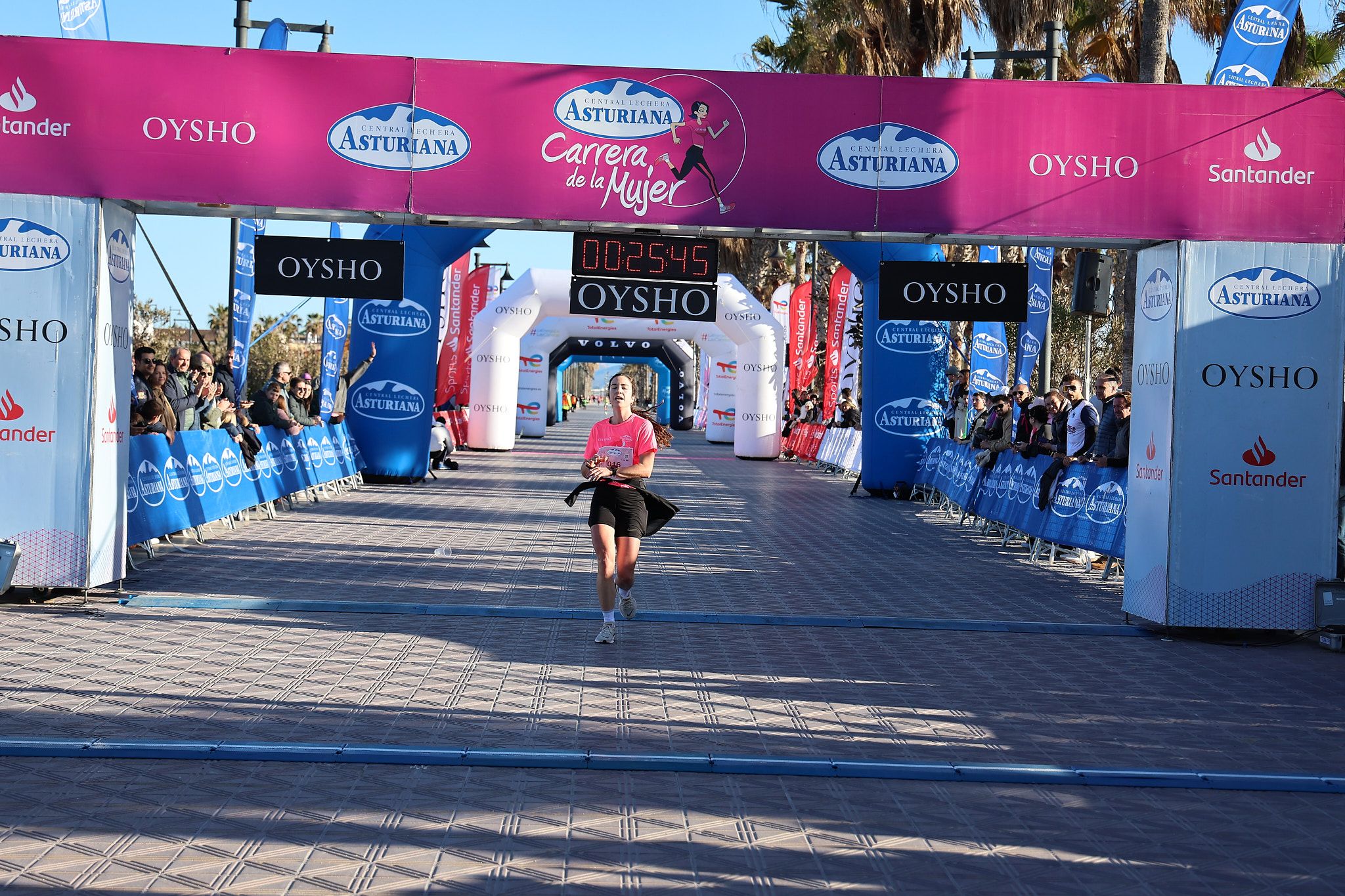 Las mejores fotos de la Carrera de la Mujer Central Lechera Asturiana de Valencia 2025. 244