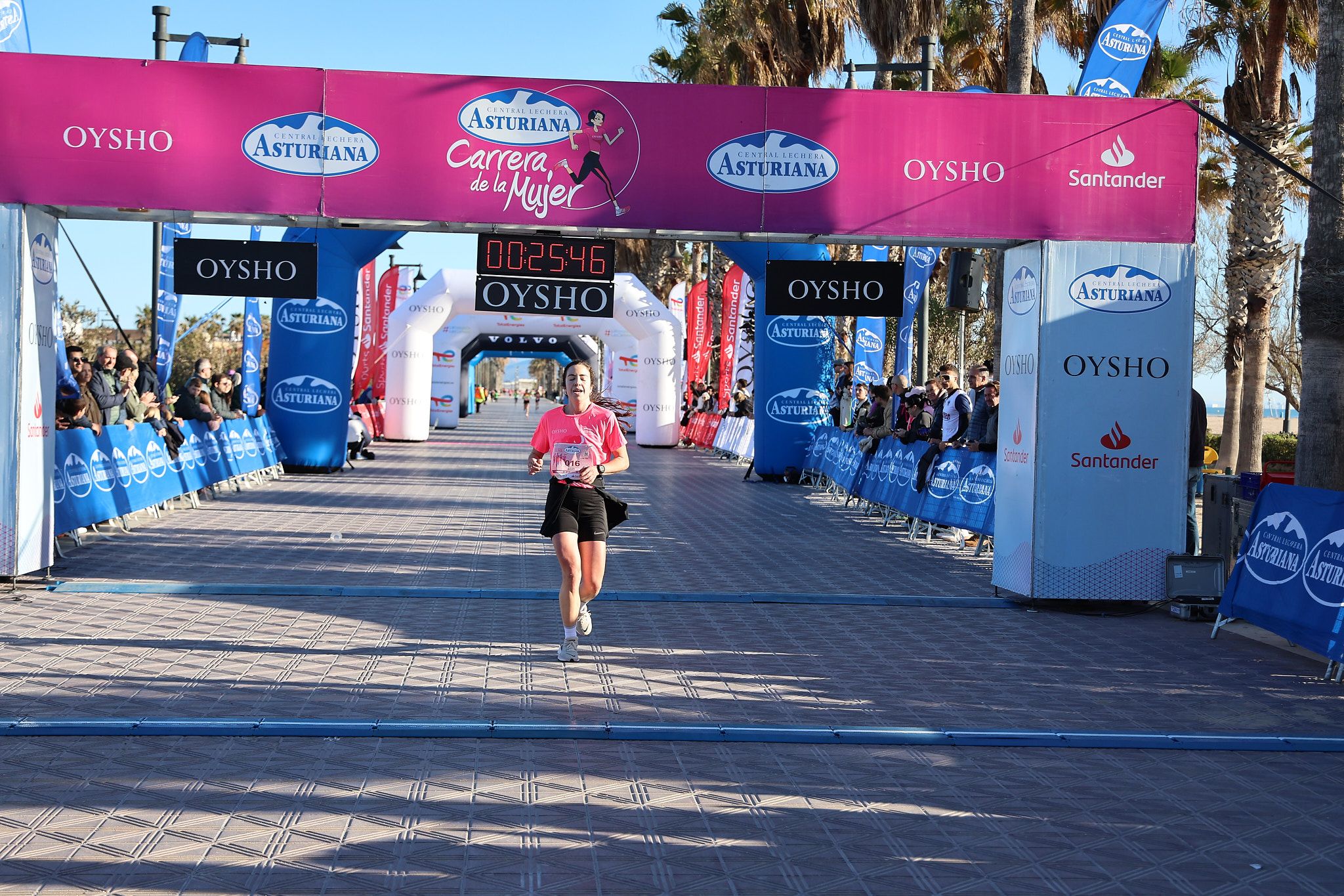 Las mejores fotos de la Carrera de la Mujer Central Lechera Asturiana de Valencia 2025. 245