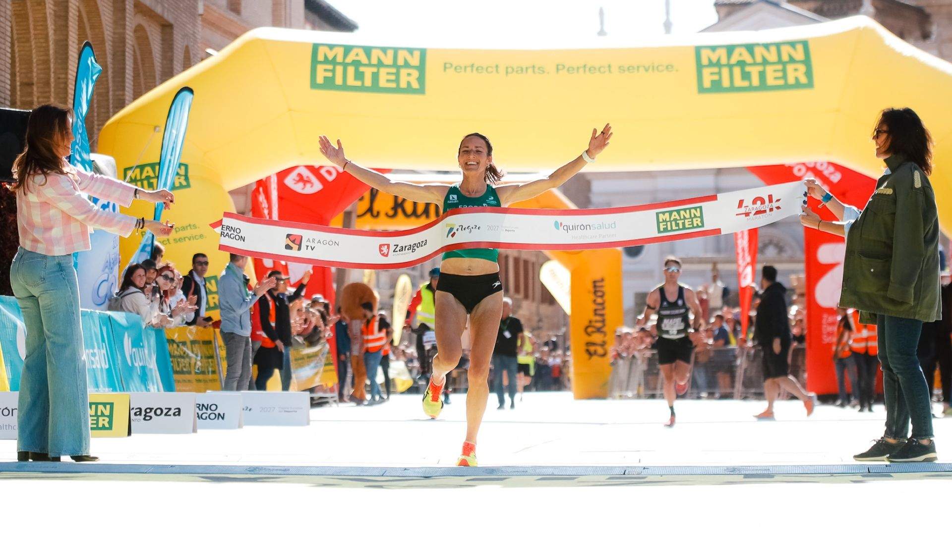Laura Méndez imponiéndose en el MANN FILTER Maratón de Zaragoza 2025. LAST LAP.