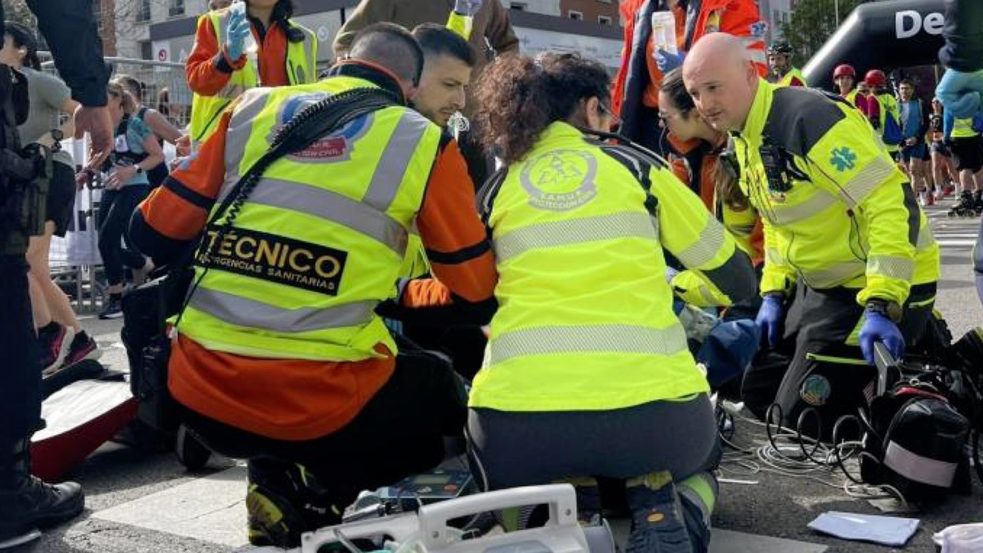 Una imagen de los efectivos del SAMUR atendiendo a uno de los corredores del Movistar Madrid Medio Maratón. EMERGENCIAS MADRID.