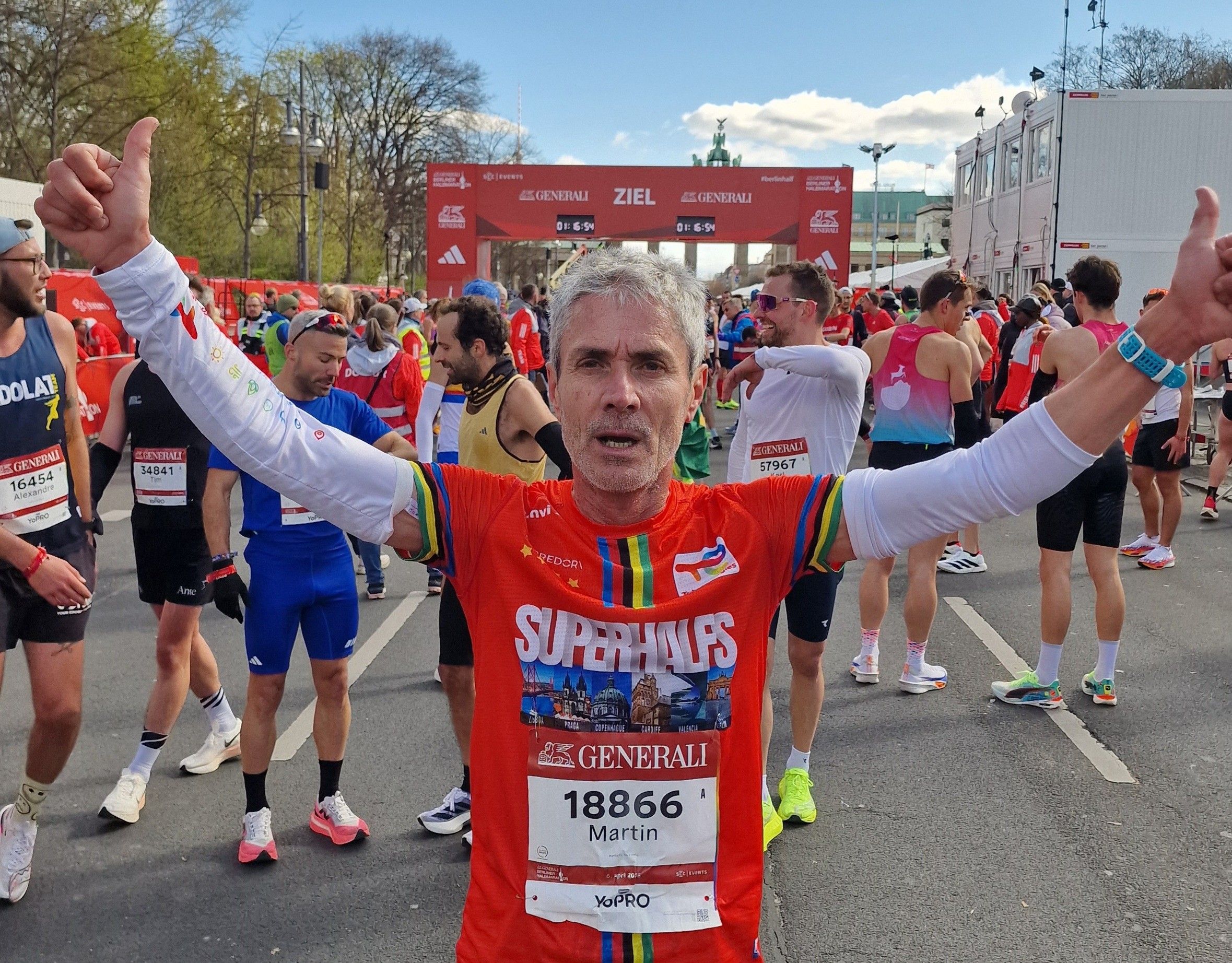Martín Fiz, celebrando exhausto su triunfo en el Medio Maratón de Berlín 2025