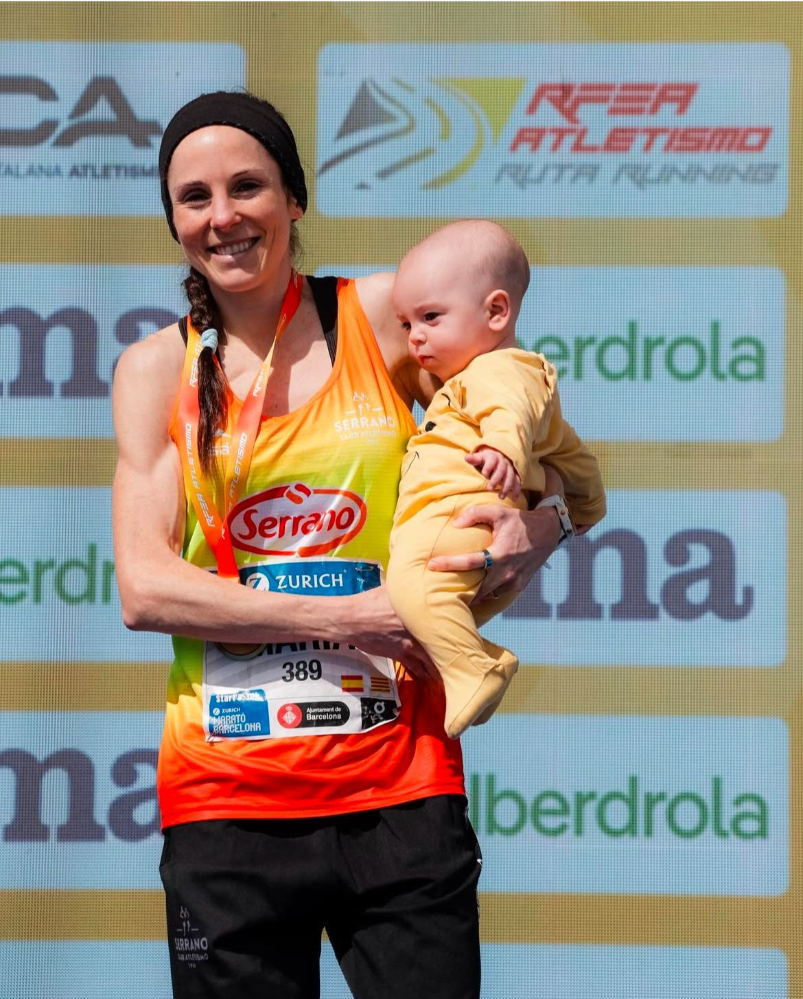 María Lázaro con su hijo Aritz en el podio del Campeonato de España de Maratón. CÁRNICAS SERRANO