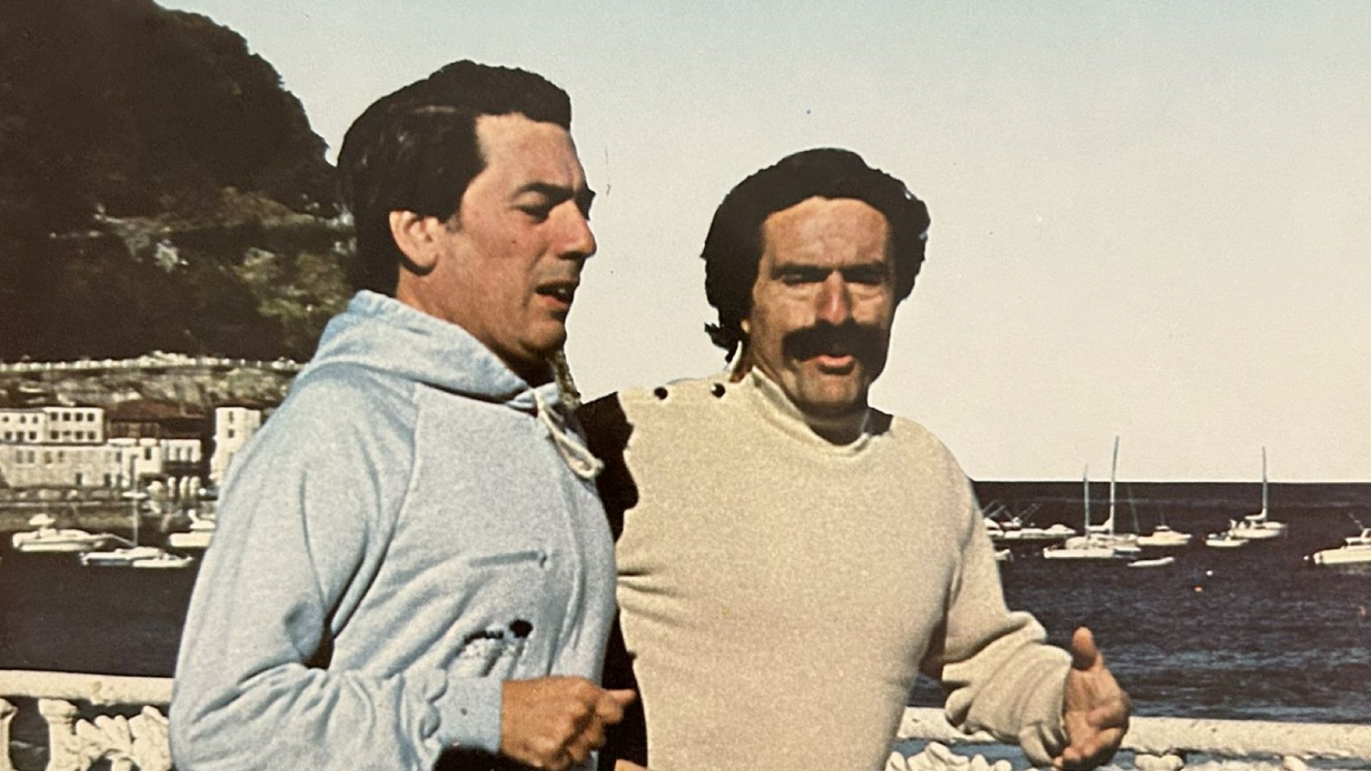 Vargas Llosa y De la Quadra Salcedo corriendo en la playa de la Concha en San Sebastián. JOGGING.