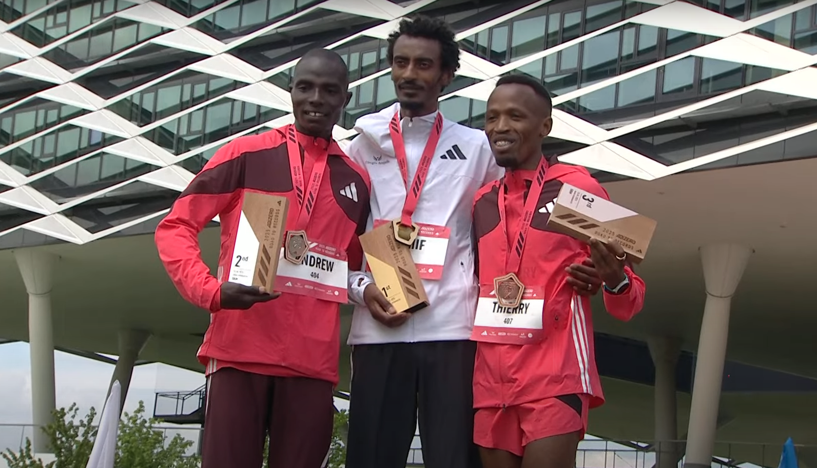 Thierry Ndikumwenayo después de batir el récord de España de 5K en Herzogenaurach.