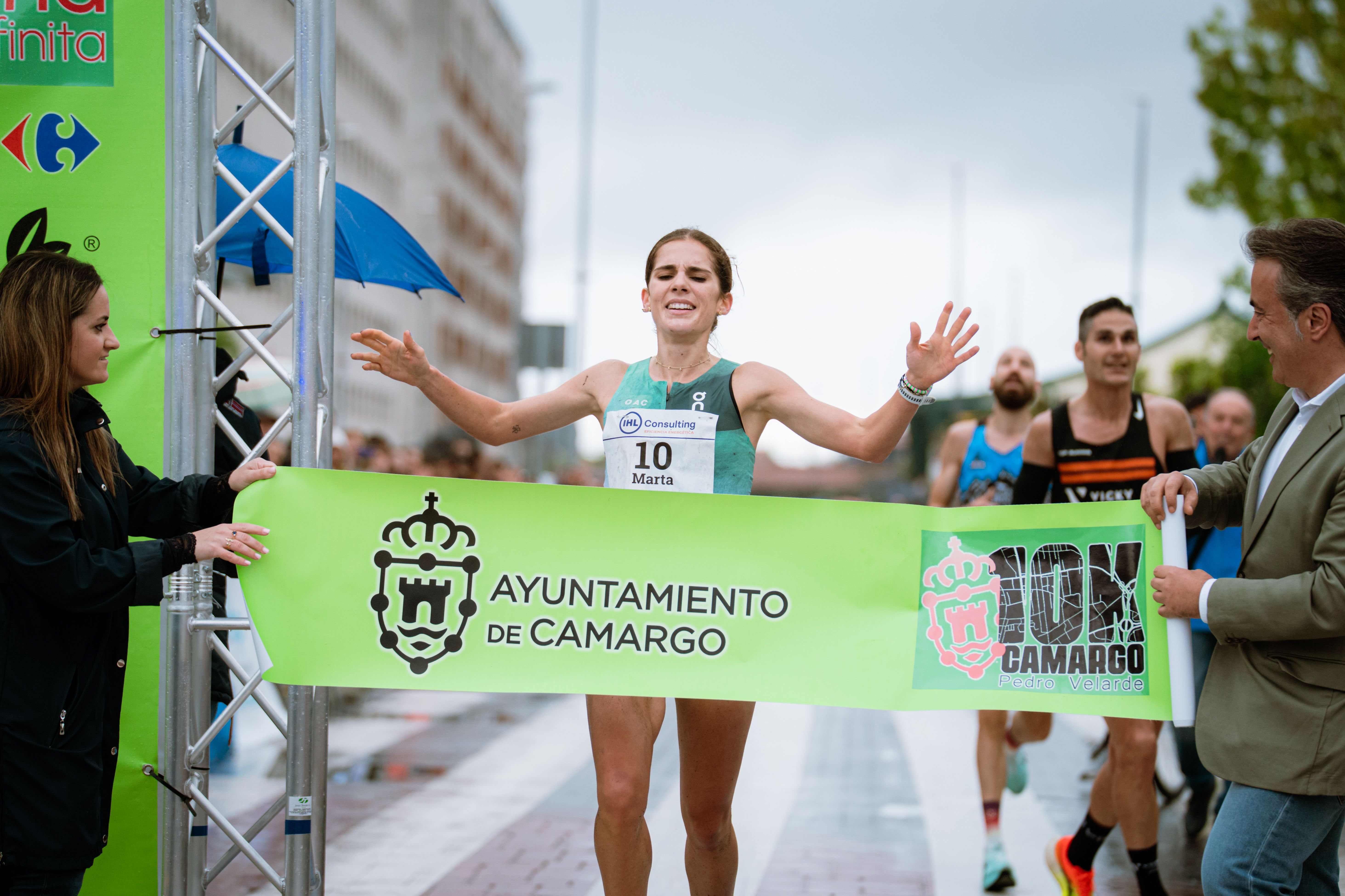 Marta García imponiéndose en el 10K Camargo donde ha rozado el récord de España.