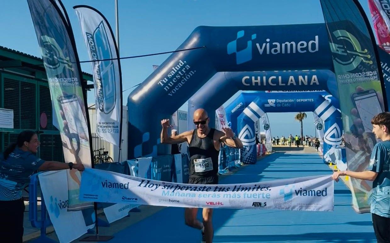 Reyes Estévez entra en meta victorioso en la Media Maratón de Chiclana 2025