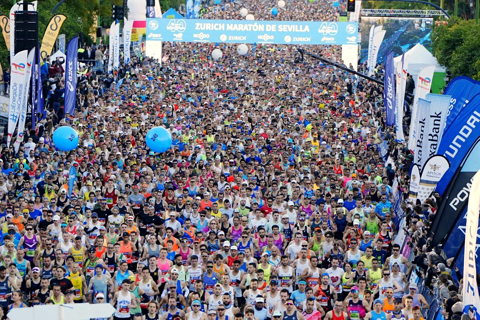 La multitudinaria salida del Zurich Maratón de Sevilla