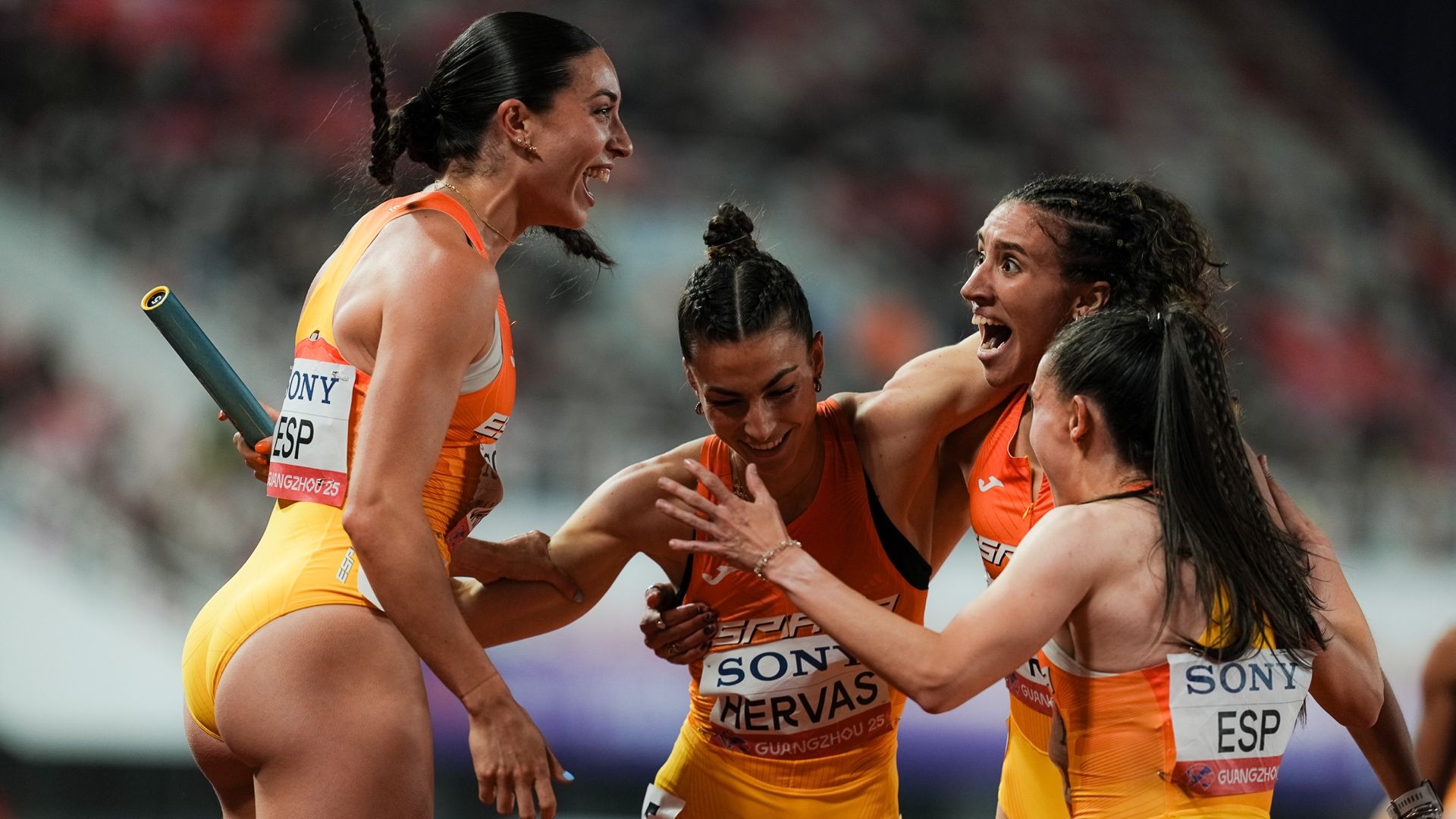 Eva Santidrián, Blanca Hervás, Daniela Fra y Paula Sevilla después de hacer historia en los World Relays. SPORTMEDIA.