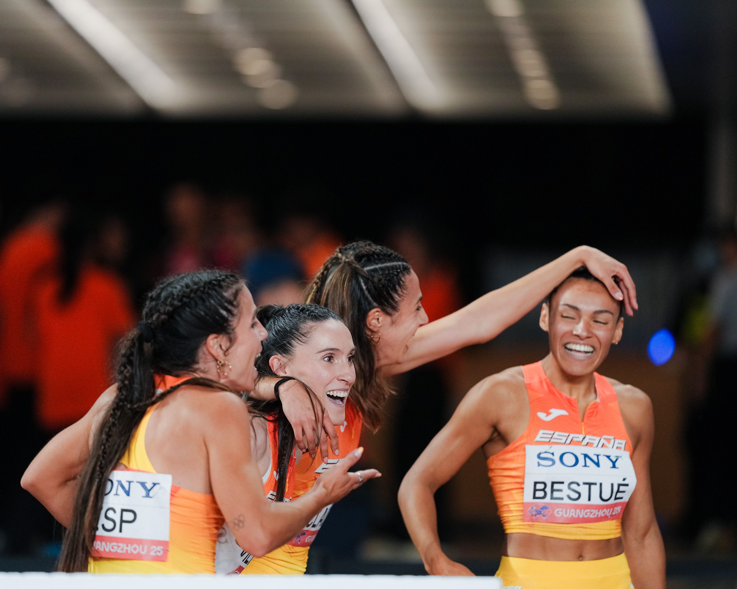 Maribel Pérez, Paula Sevilla, Esperança Cladera y Jaël Bestué después de batir el récord de España de 4x100m en las semifinales de los World Relays 2025. SPORTMEDIA