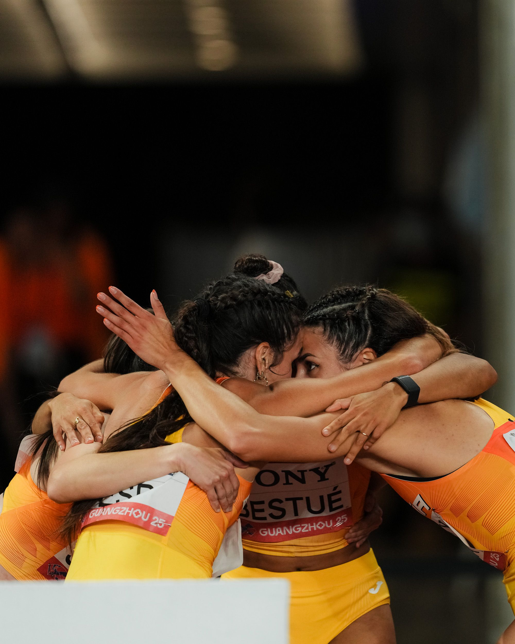Maribel Pérez, Paula Sevilla, Esperança Cladera y Jaël Bestué después de la semifinal de los World Relays 2025. SPORTMEDIA.