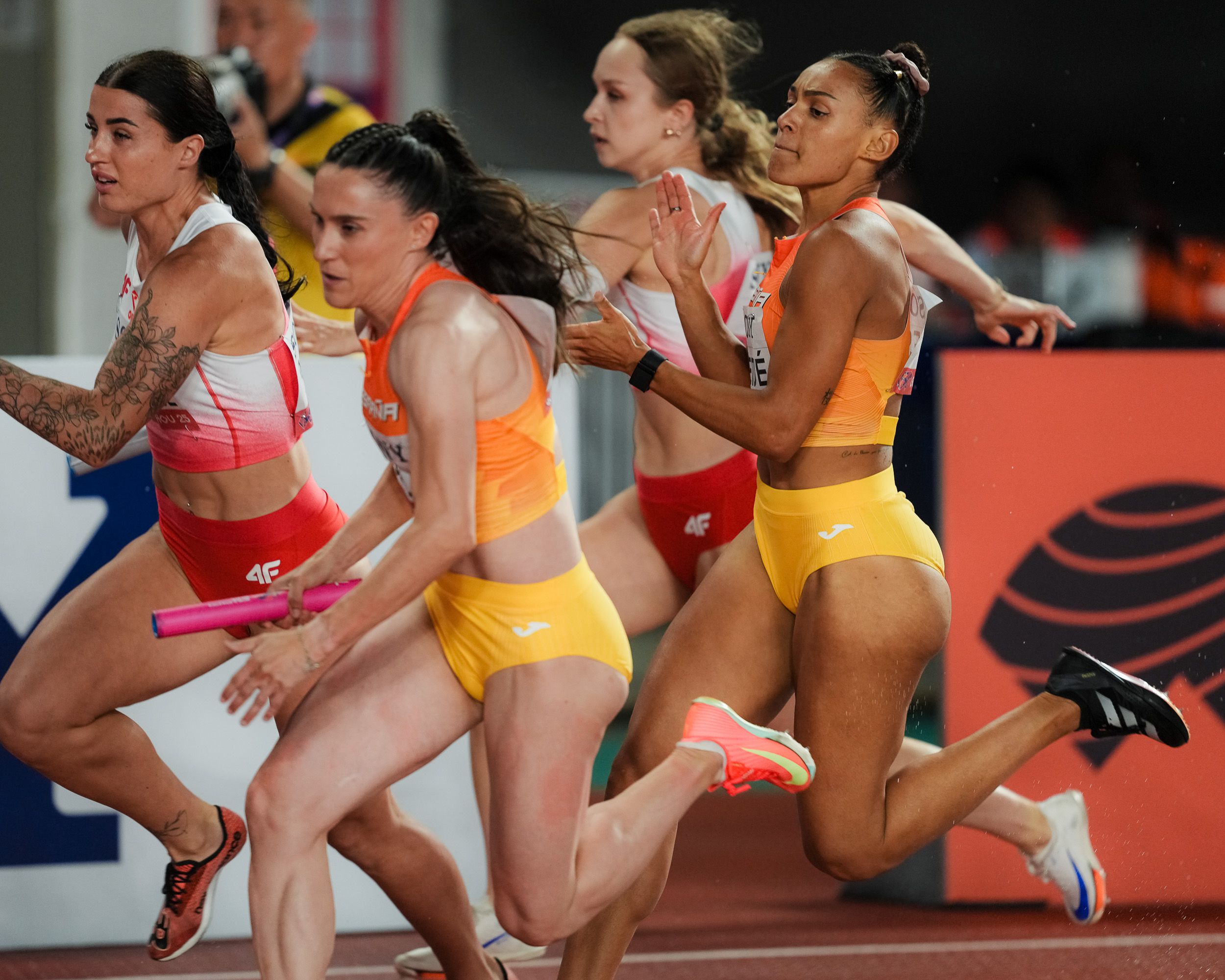 Bestué y Sevilla durante uno de los intercambios del testigo en los 4x100m de los World Relays 2025. SPORTMEDIA.