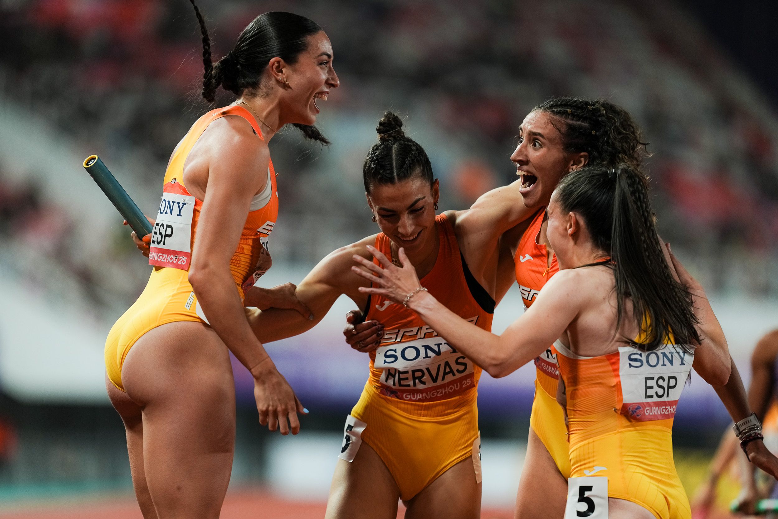 Blanca Hervás, Paula Sevilla Eva Santidrián y Daniela Fra tras ganar los 4x400m de los World Relays 2025 con nuevo récord de España. SPORTMEDIA.