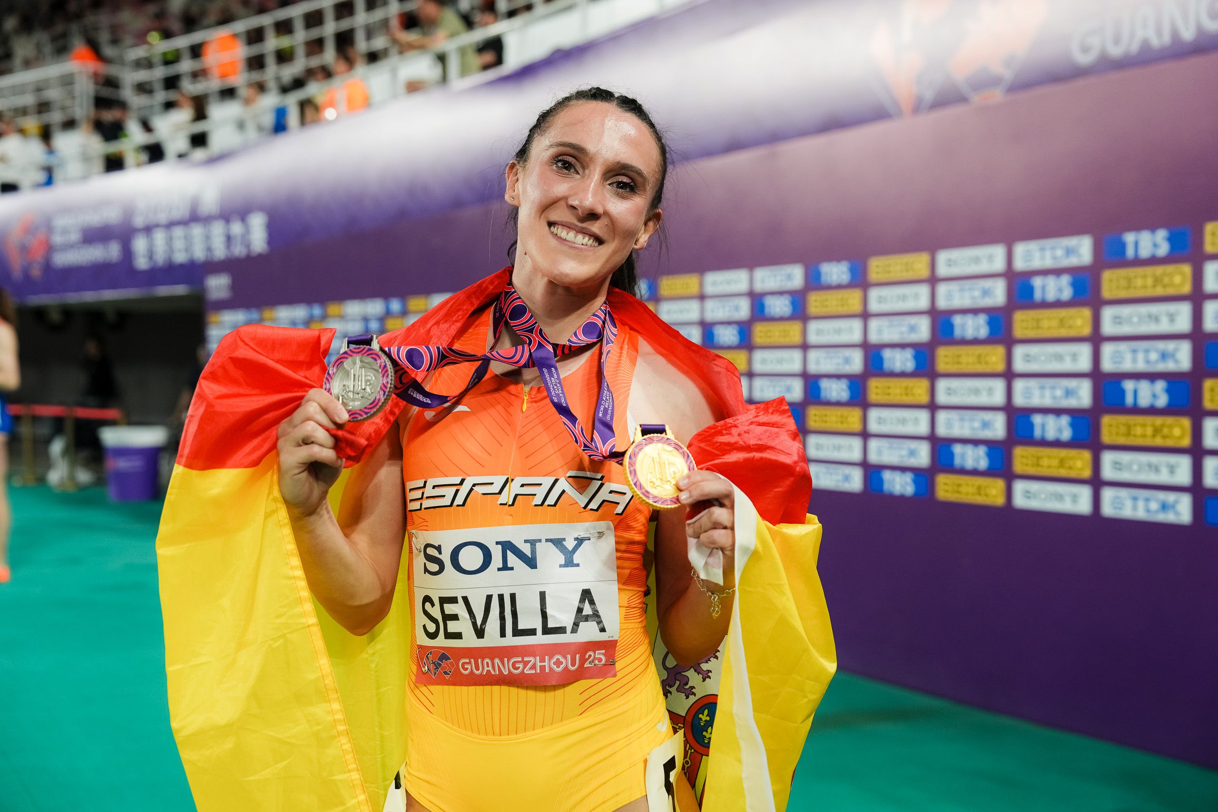Paula Sevilla, gran protagonista del equipo español en los World Relays 2025, posa con sus dos medallas. SPORTMEDIA.