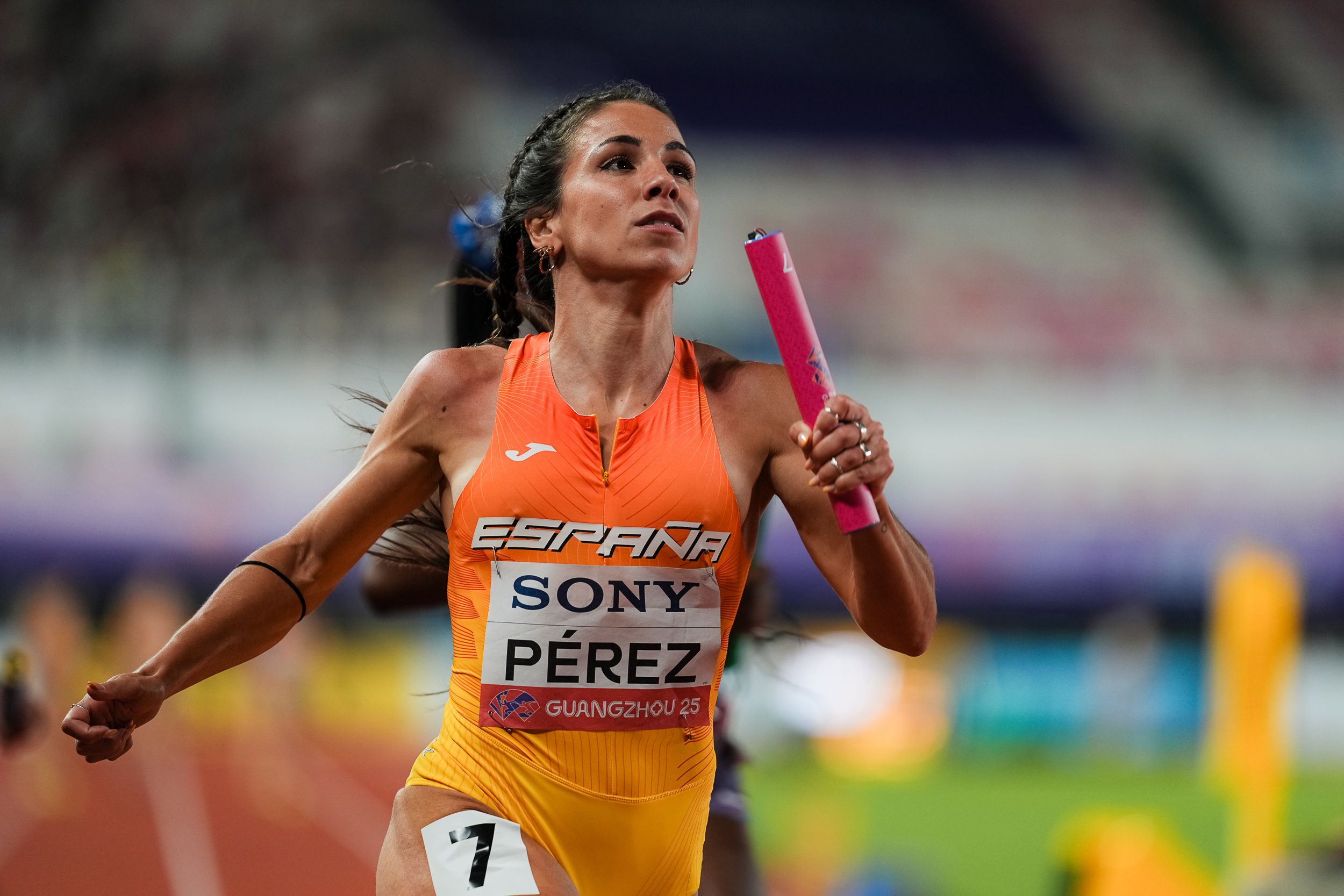 Maribel Pérez tras cruzar la línea de meta en los 4x100m y sellar la plata para España en los World Relays 2025. SPORTMEDIA.