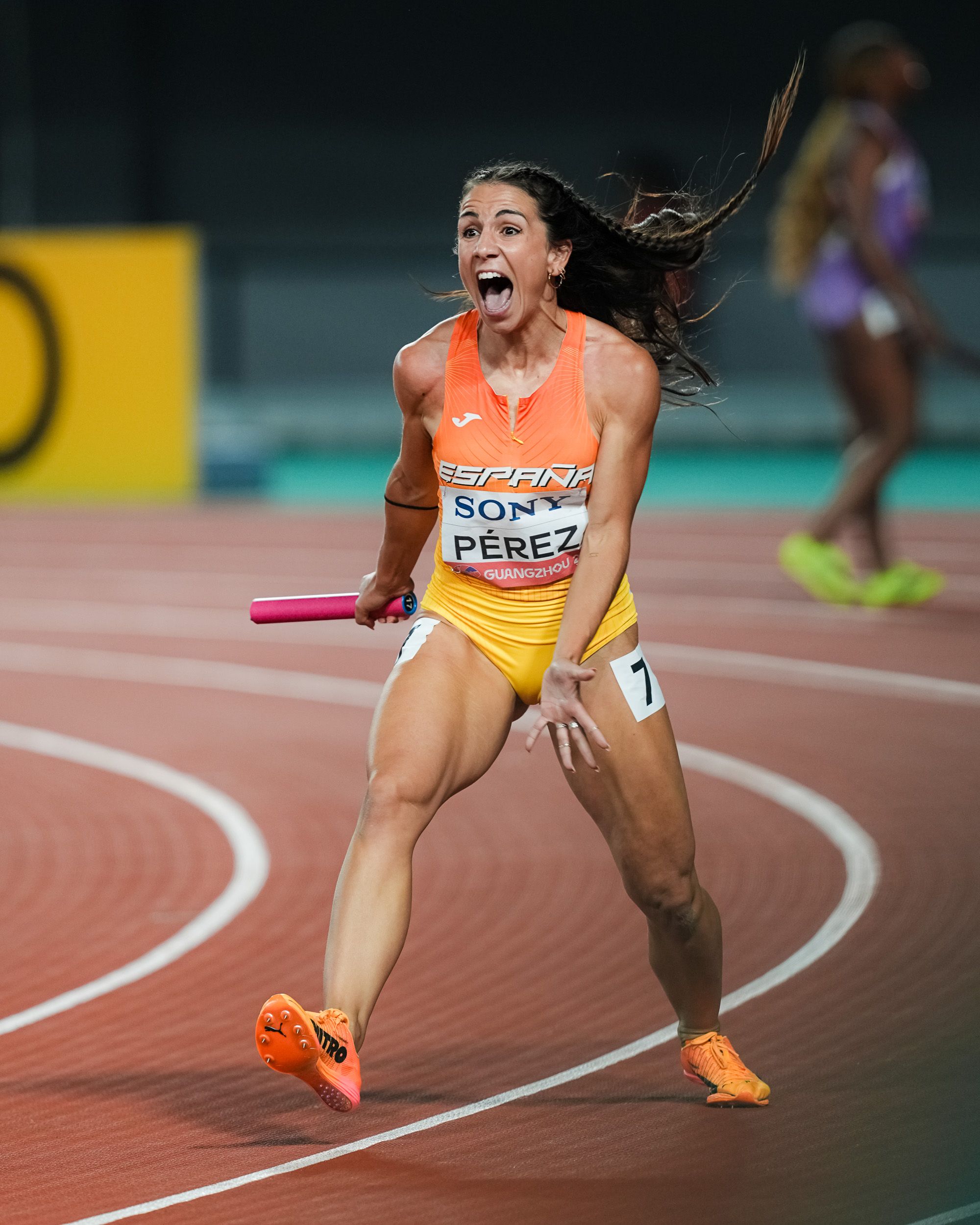 Maribel Pérez estalla de alegría al confirmar la medalla de plata del equipo español en los 4x100m. SPORTMEDIA.