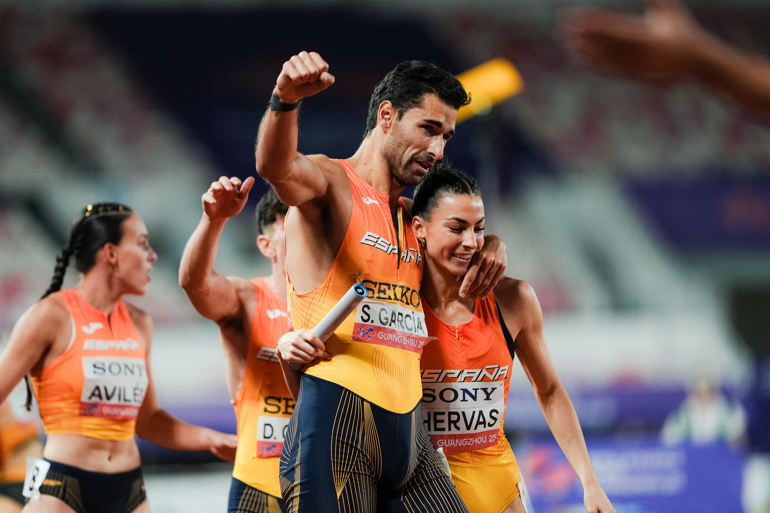 Samu García y Blanca Hervás celebran el éxito del 4x400m mixto español en los World Relays. SPORTMEDIA.