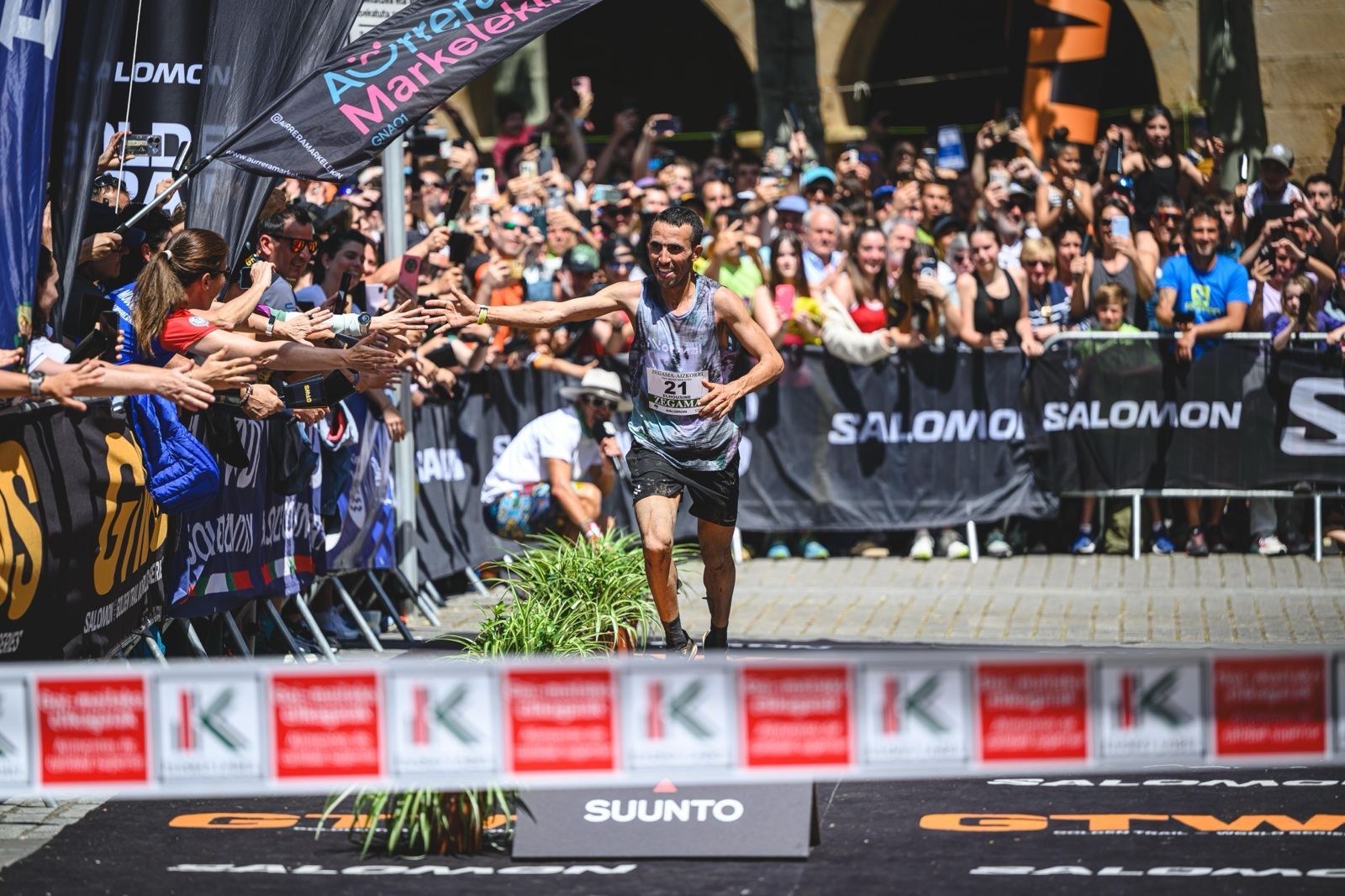 Elhousine entrando en meta de Zegama ©️Félix Sánchez Elhousine entrando en meta de Zegama ©️Félix Sánchez