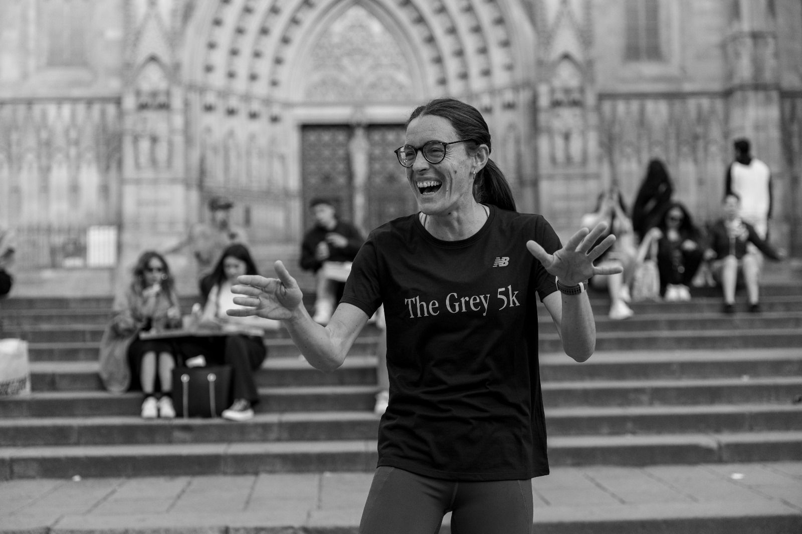 Esther Guerrero dirigió el calentamiento del 5K Grey Days a las puertas de la catedral de Barcelona. DANIEL MEUMANN