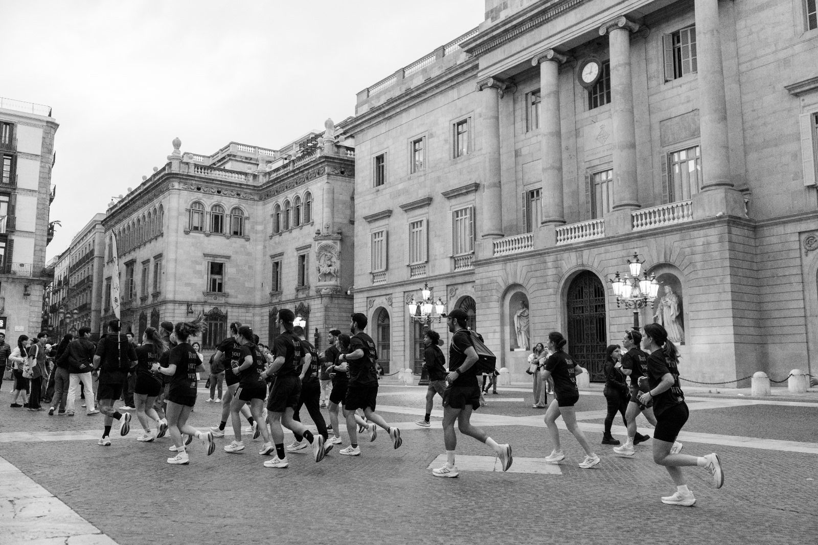 El 5K Grey Days de Barcelona a su paso por la Plaça de Sant Jaume. DANIEL MEUMANN