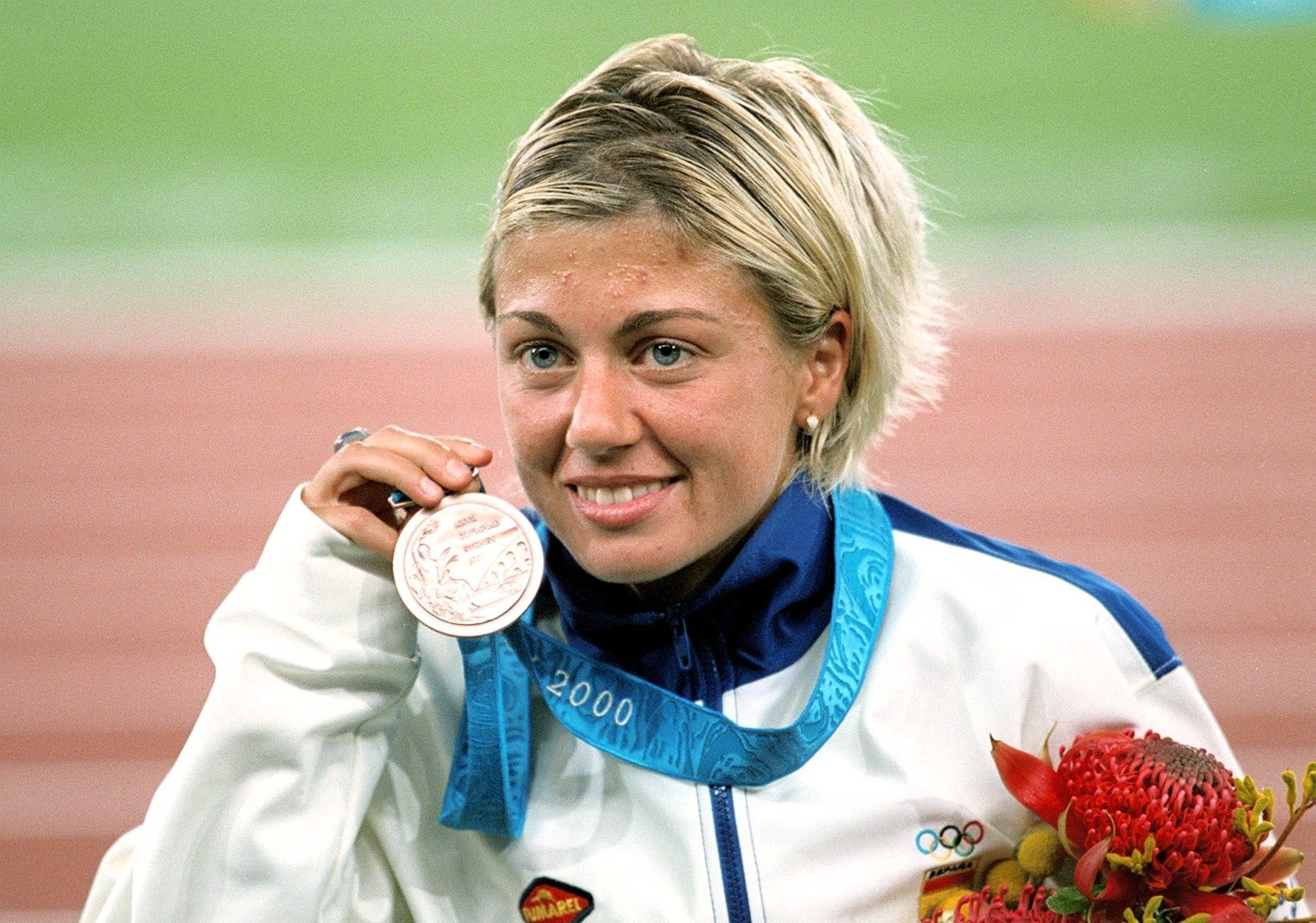 María Vasco posando con la primera medalla olímpica del atletismo femenino español: su bronce en los 20 km marcha de Sídney 2000.