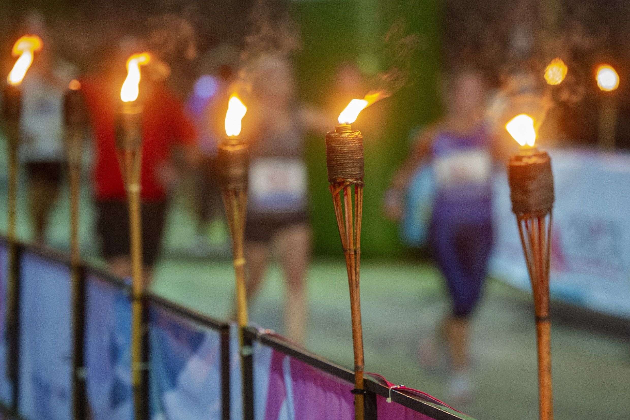 Las antorchas son protagonistas de la recta final de la Nocturna del Alamillo en Sevilla
