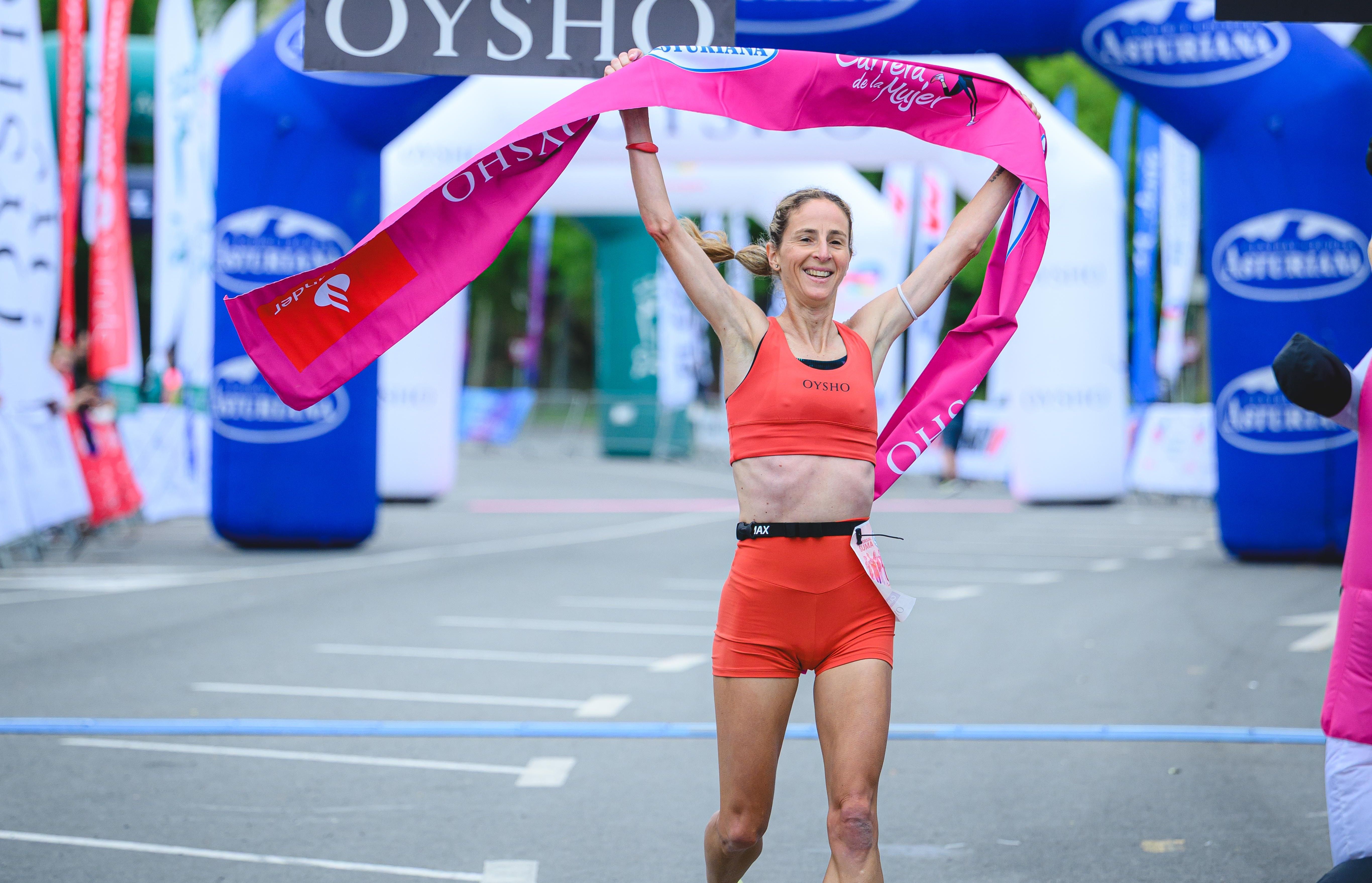 Ana Llorens entrando vencedora en la Carrera de la Mujer Central Lechera Asturiana de Vitoria-Gasteiz