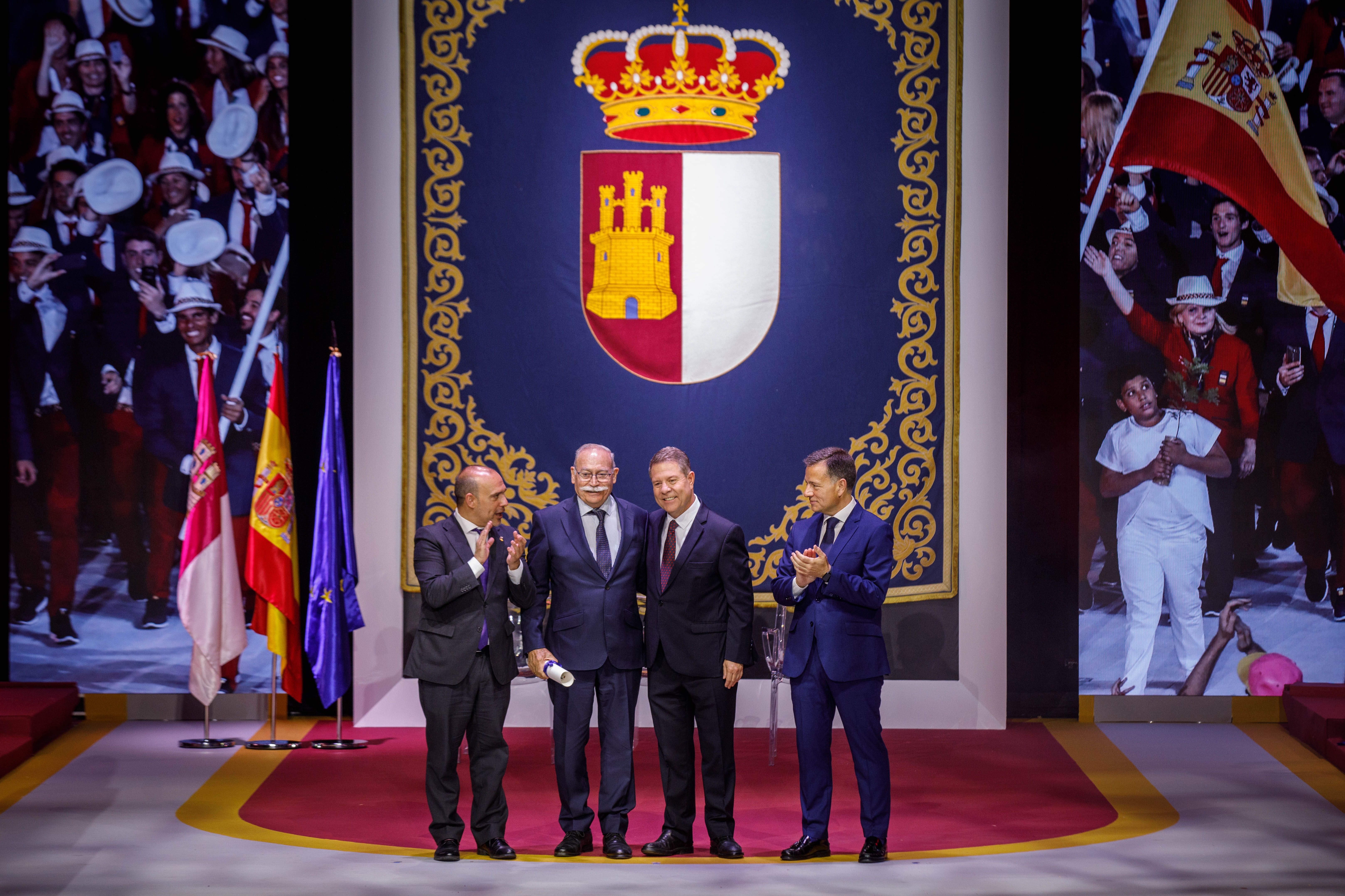 Fructuoso López, segundo por la izquierda, en el acto donde fue reconocido como Hijo Predilecto de Castilla-La Mancha.