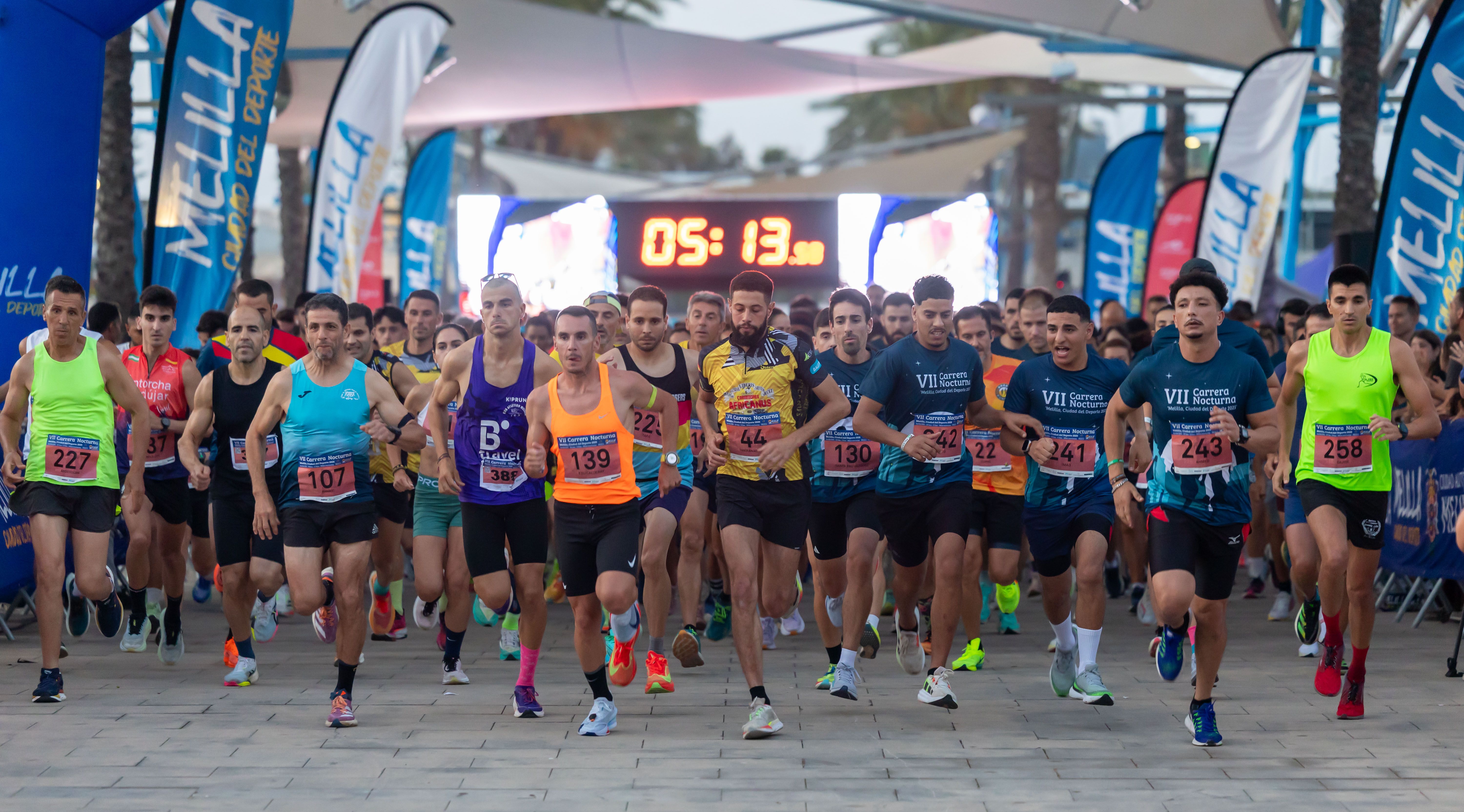 Casi 800 corredores se citaron en el paseo marítimo de la ciudad autónoma el sábado 14 de junio, en la séptima edición de una carrera que crece exponencialmente un año tras otro.