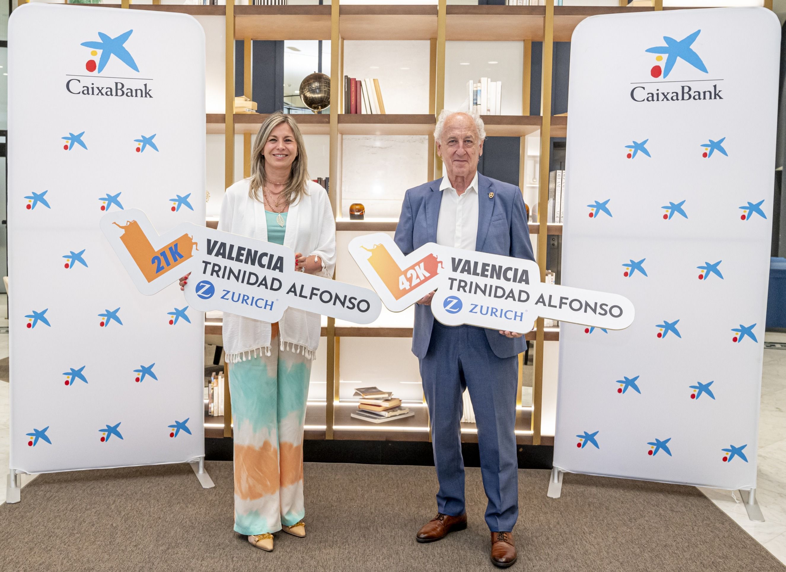 Paco Borao y Olga García en el acto de renovación de patrocinio de CaixaBank y el Medio y Maratón Valencia hasta el año 2027.